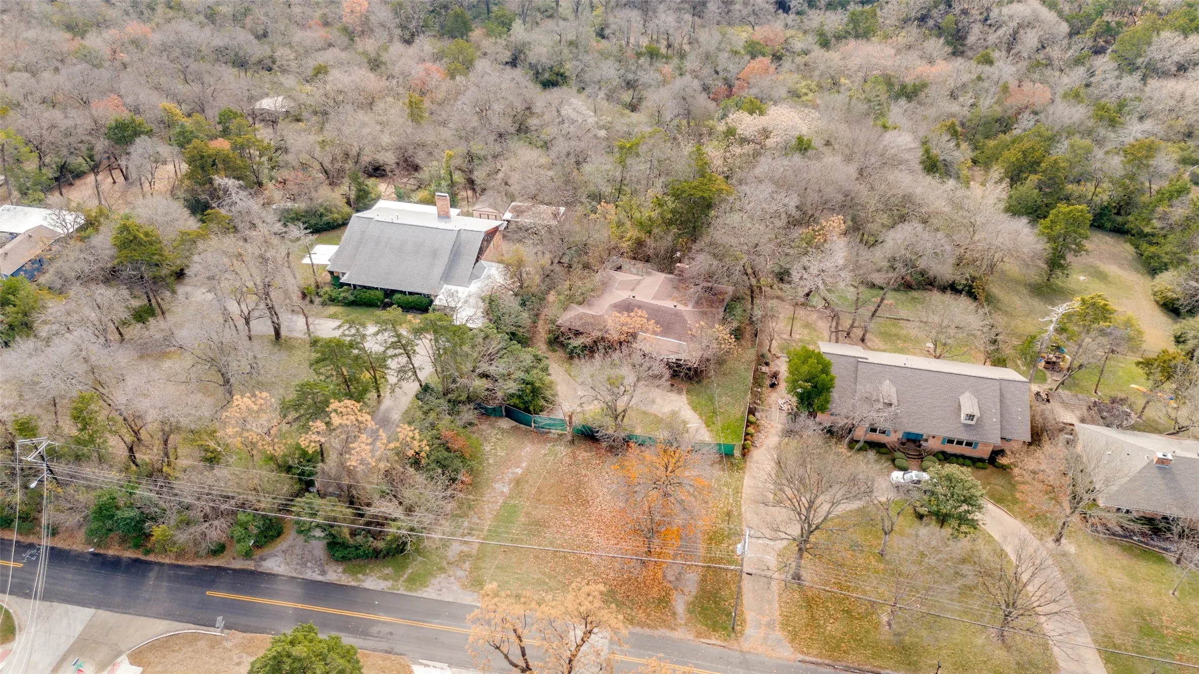 Single Family Residence For Sale in Dallas County , 3014 Gladiolus Lane, Dallas, Texas 75233, 4 Bedrooms, 3 Bathrooms, Garage spaces, 3,010 Sqft, built in 1960, Preowned, Price $365,000, mls#21137742, Real Estate Agent in Dallas, Homes For Sale in Dallas county, Homes For Sale in Dallas, Realtor in Dallas Texas, Real Estate Brokerage Independent Realty Texas, Luminita Cordes Realtor