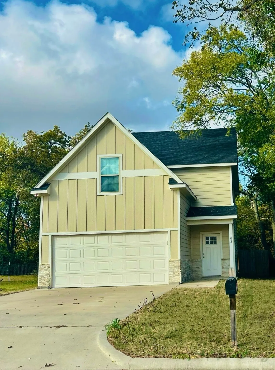 Single Family Residence For Sale in Fannin County , 103 E 15th Street, Bonham, Texas 75418, 4 Bedroom, 3 Bathroom, 2 Garage spaces, 1,858 Sqft, built in 2021, Preowned, Price $315,000, mls#21141440, Real Estate Agent in Bonham, Homes For Sale in Fannin county, Homes For Sale in Bonham, Realtor in Bonham Texas, Real Estate Brokerage Independent Realty Texas, Luminita Cordes Realtor