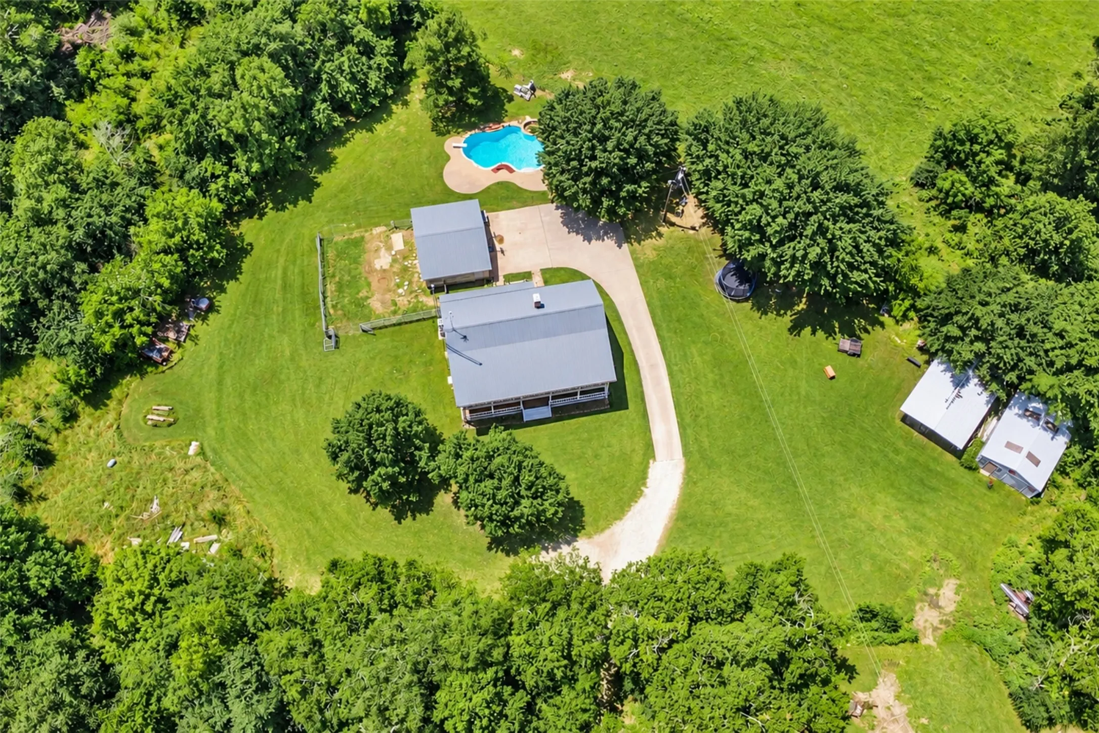 Single Family Residence For Sale in Van Zandt County , 1147 Vz County Road 3417, Wills Point, Texas 75169, 4 Bedroom, 3 Bathroom, 2 Garage spaces, 3,200 Sqft, built in 1988, mls#21142996, Real Estate Agent in Wills Point, Homes For Sale in Van Zandt county, Homes For Sale in Wills Point, Realtor in Wills Point Texas, Real Estate Brokerage Independent Realty Texas, Luminita Cordes Realtor