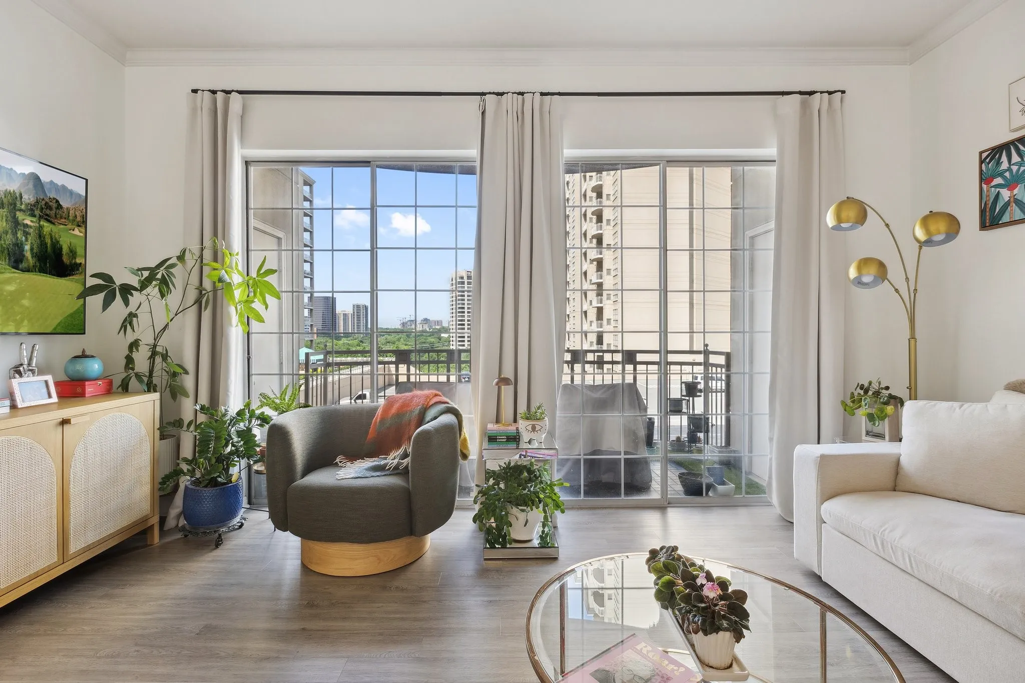 Condominium For Sale in Dallas County , 3225 Turtle Creek Boulevard 611, Dallas, Texas 75219, 2 Bedroom, 2 Bathroom, 1 Garage spaces, 1,254 Sqft, built in 1998, Preowned, Price $424,000, mls#21143162, Real Estate Agent in Dallas, Homes For Sale in Dallas county, Homes For Sale in Dallas, Realtor in Dallas Texas, Real Estate Brokerage Independent Realty Texas, Luminita Cordes Realtor
