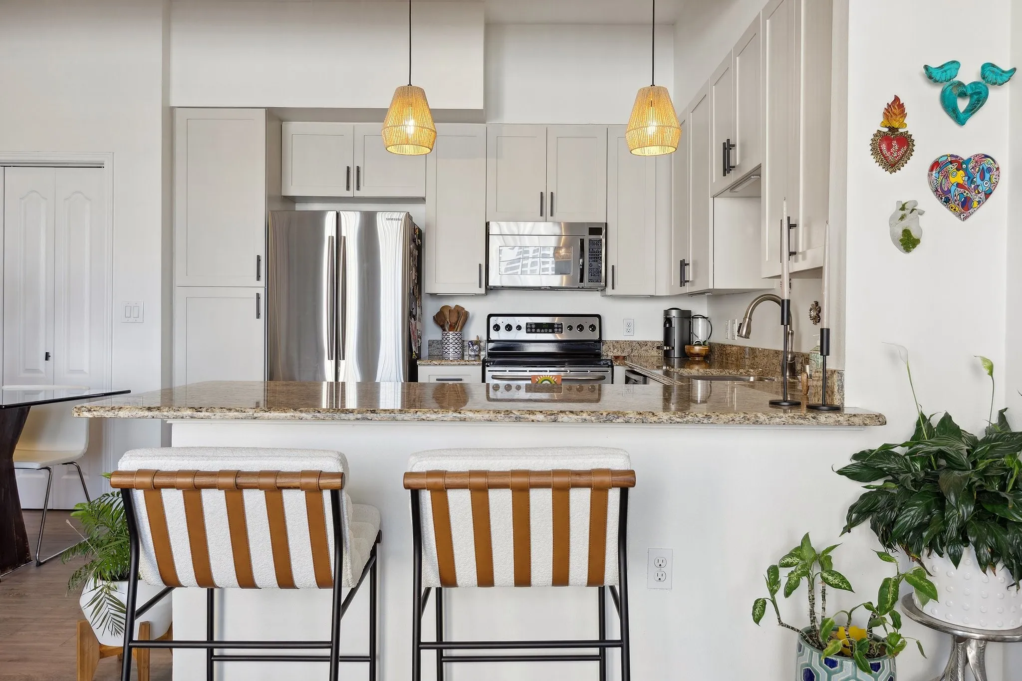 Condominium For Sale in Dallas County , 3225 Turtle Creek Boulevard 611, Dallas, Texas 75219, 2 Bedroom, 2 Bathroom, 1 Garage spaces, 1,254 Sqft, built in 1998, Preowned, Price $424,000, mls#21143162, Real Estate Agent in Dallas, Homes For Sale in Dallas county, Homes For Sale in Dallas, Realtor in Dallas Texas, Real Estate Brokerage Independent Realty Texas, Luminita Cordes Realtor