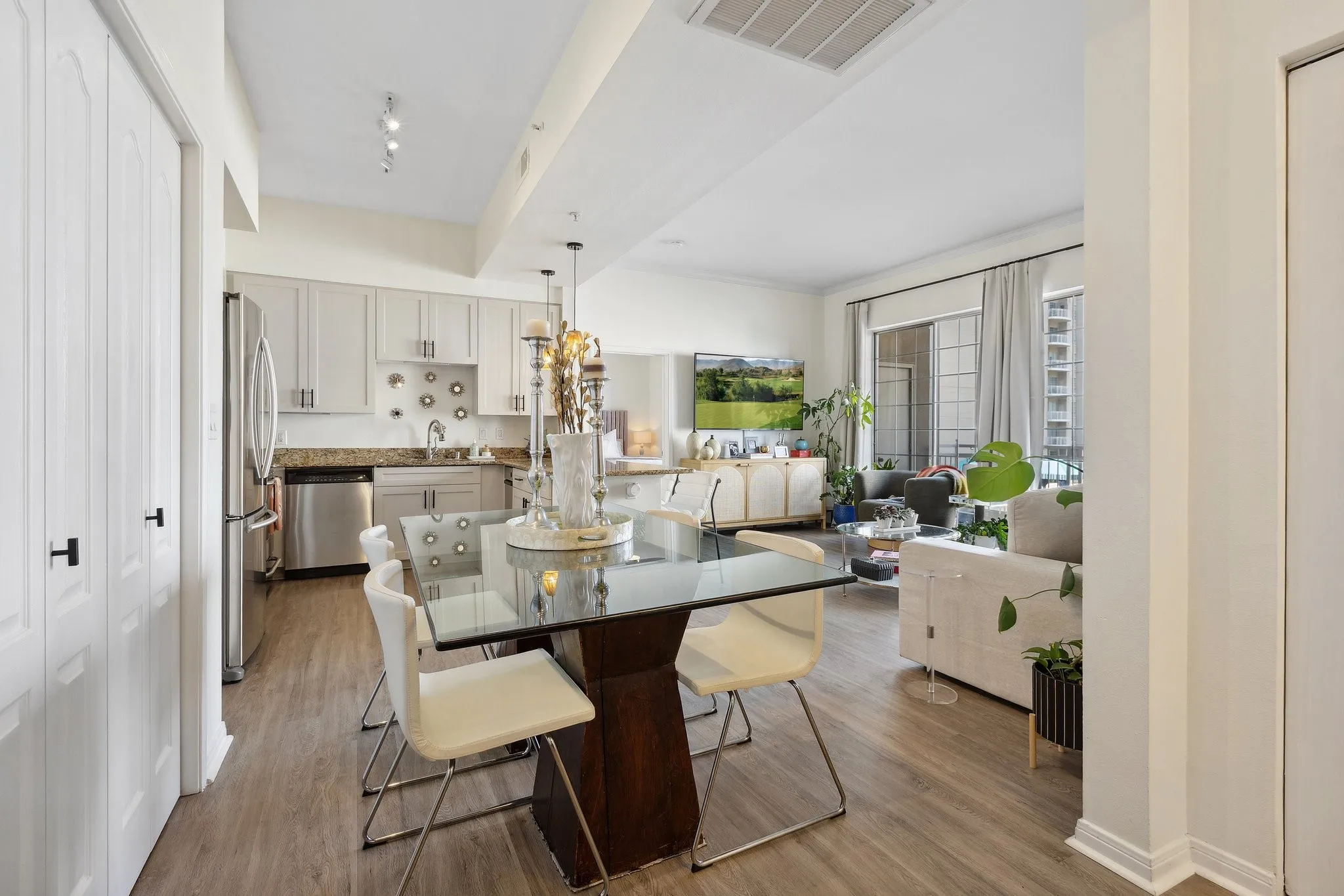 Condominium For Sale in Dallas County , 3225 Turtle Creek Boulevard 611, Dallas, Texas 75219, 2 Bedroom, 2 Bathroom, 1 Garage spaces, 1,254 Sqft, built in 1998, Preowned, Price $424,000, mls#21143162, Real Estate Agent in Dallas, Homes For Sale in Dallas county, Homes For Sale in Dallas, Realtor in Dallas Texas, Real Estate Brokerage Independent Realty Texas, Luminita Cordes Realtor