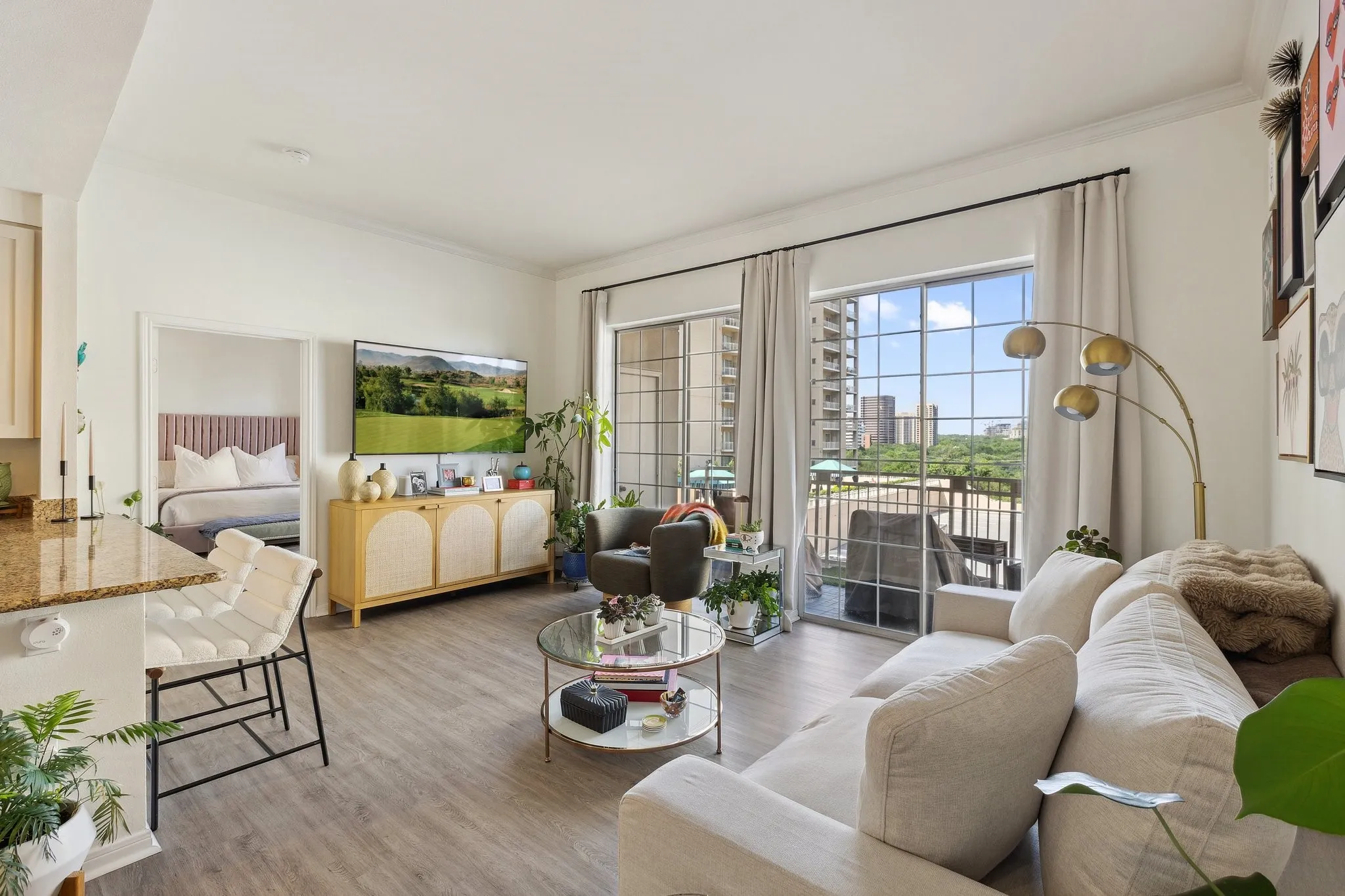 Condominium For Sale in Dallas County , 3225 Turtle Creek Boulevard 611, Dallas, Texas 75219, 2 Bedroom, 2 Bathroom, 1 Garage spaces, 1,254 Sqft, built in 1998, Preowned, Price $424,000, mls#21143162, Real Estate Agent in Dallas, Homes For Sale in Dallas county, Homes For Sale in Dallas, Realtor in Dallas Texas, Real Estate Brokerage Independent Realty Texas, Luminita Cordes Realtor