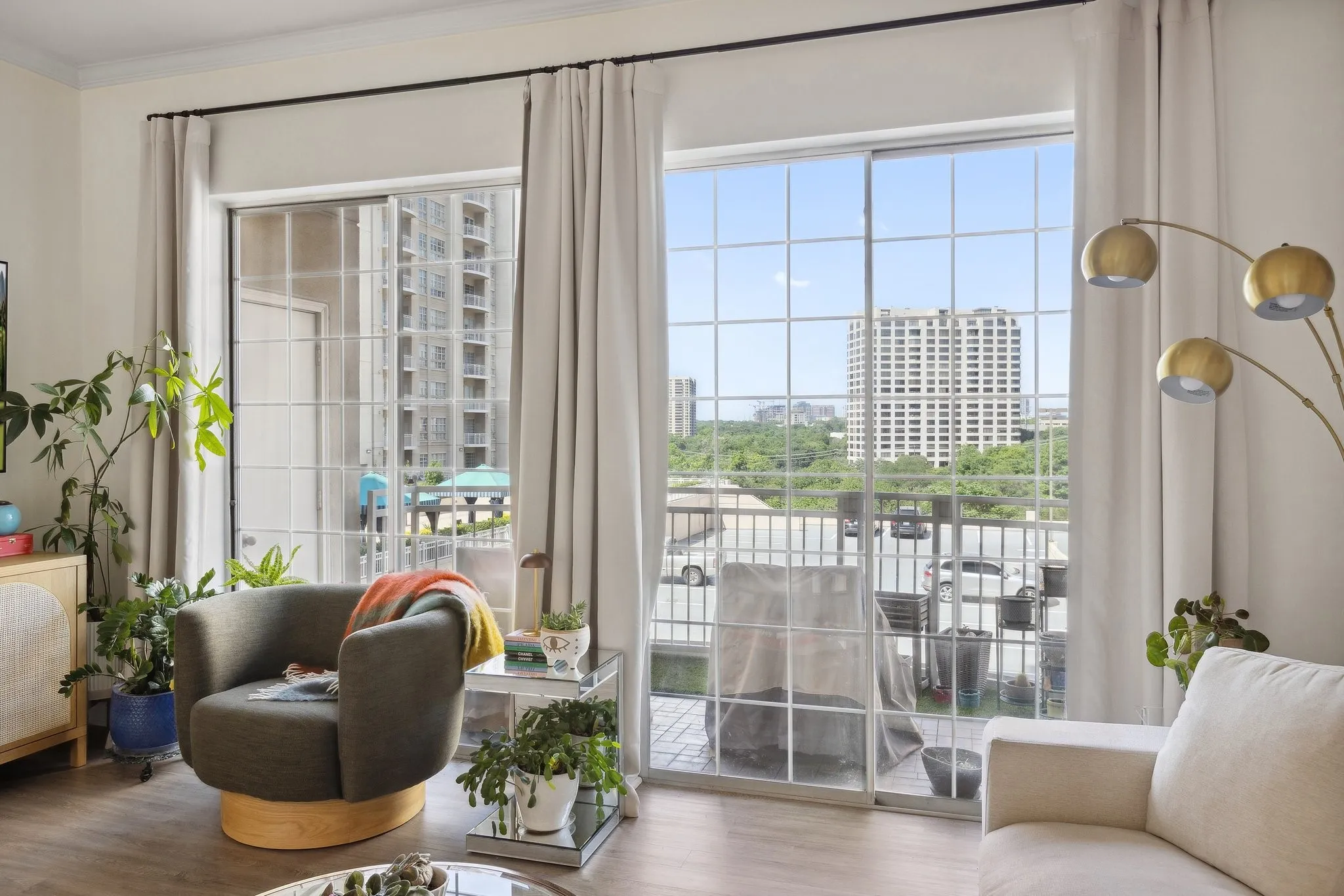 Condominium For Sale in Dallas County , 3225 Turtle Creek Boulevard 611, Dallas, Texas 75219, 2 Bedroom, 2 Bathroom, 1 Garage spaces, 1,254 Sqft, built in 1998, Preowned, Price $424,000, mls#21143162, Real Estate Agent in Dallas, Homes For Sale in Dallas county, Homes For Sale in Dallas, Realtor in Dallas Texas, Real Estate Brokerage Independent Realty Texas, Luminita Cordes Realtor
