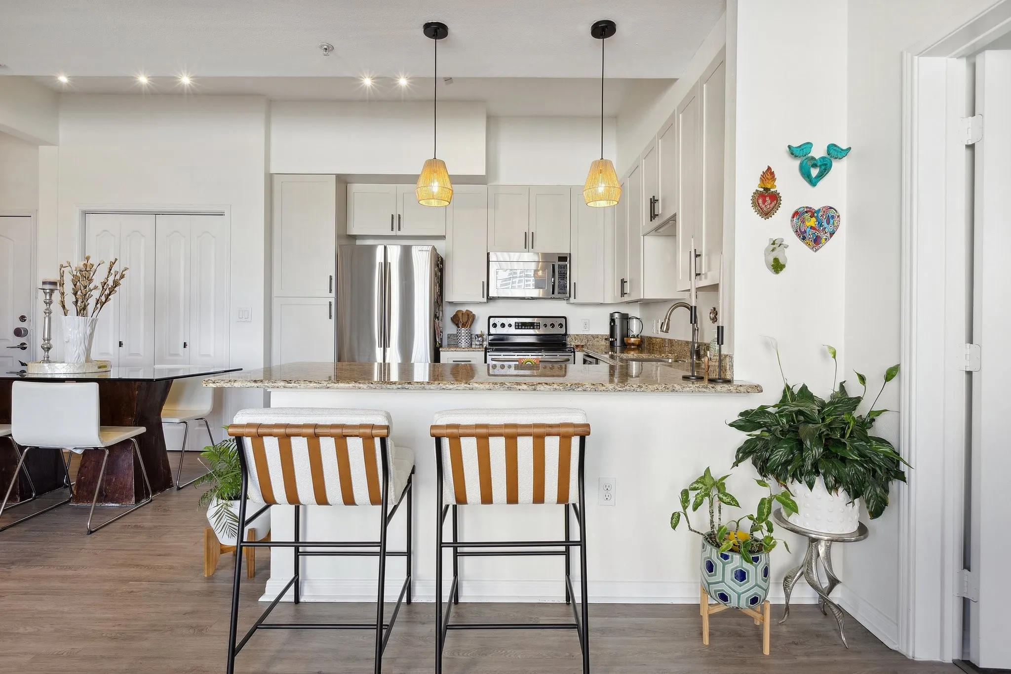 Condominium For Sale in Dallas County , 3225 Turtle Creek Boulevard 611, Dallas, Texas 75219, 2 Bedroom, 2 Bathroom, 1 Garage spaces, 1,254 Sqft, built in 1998, Preowned, Price $424,000, mls#21143162, Real Estate Agent in Dallas, Homes For Sale in Dallas county, Homes For Sale in Dallas, Realtor in Dallas Texas, Real Estate Brokerage Independent Realty Texas, Luminita Cordes Realtor