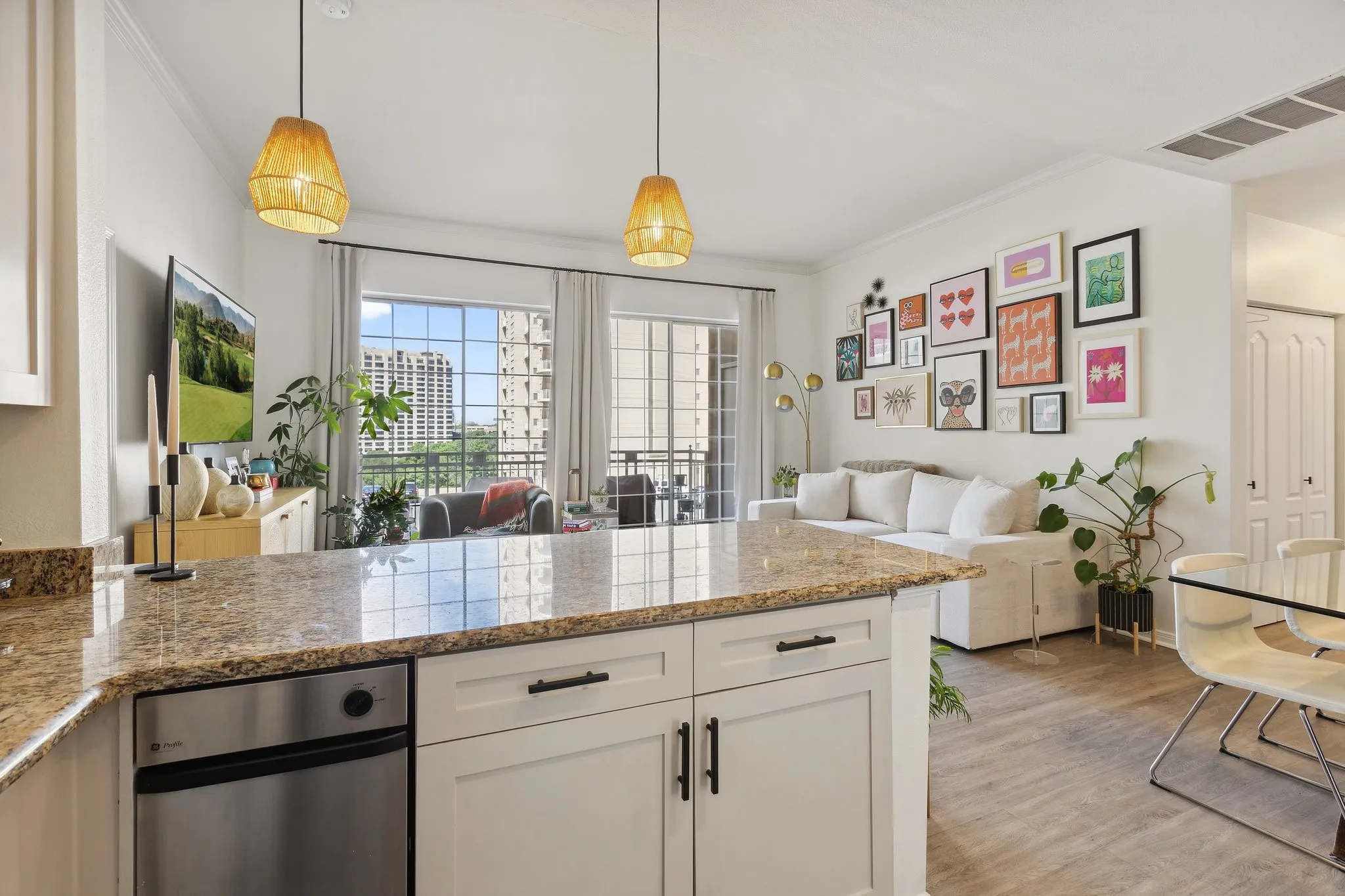 Condominium For Sale in Dallas County , 3225 Turtle Creek Boulevard 611, Dallas, Texas 75219, 2 Bedroom, 2 Bathroom, 1 Garage spaces, 1,254 Sqft, built in 1998, Preowned, Price $424,000, mls#21143162, Real Estate Agent in Dallas, Homes For Sale in Dallas county, Homes For Sale in Dallas, Realtor in Dallas Texas, Real Estate Brokerage Independent Realty Texas, Luminita Cordes Realtor