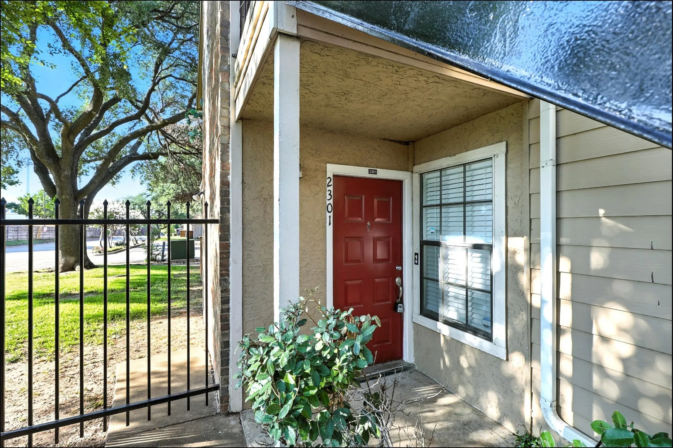 Condominium For Sale in Collin County , 4748 Old Bent Tree Lane 2301, Dallas, Texas 75287, 2 Bedroom, 2 Bathroom, Garage spaces, 1,070 Sqft, built in 1985, Preowned, mls#21143374, Real Estate Agent in Dallas, Homes For Sale in Collin county, Homes For Sale in Dallas, Realtor in Dallas Texas, Real Estate Brokerage Independent Realty Texas, Luminita Cordes Realtor