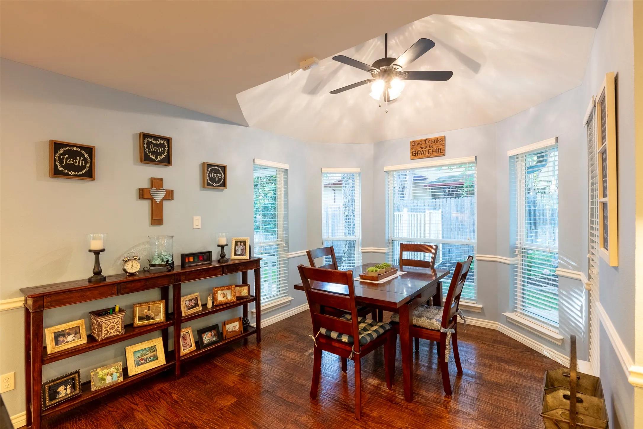 Single Family Residence For Sale in Denton County , 3612 Granada Trail, Denton, Texas 76205, 4 Bedroom, 4 Bathroom, 3 Garage spaces, 4,170 Sqft, built in 1983, Preowned, mls#21143377, Real Estate Agent in Denton, Homes For Sale in Denton county, Homes For Sale in Denton, Realtor in Denton Texas, Real Estate Brokerage Independent Realty Texas, Luminita Cordes Realtor