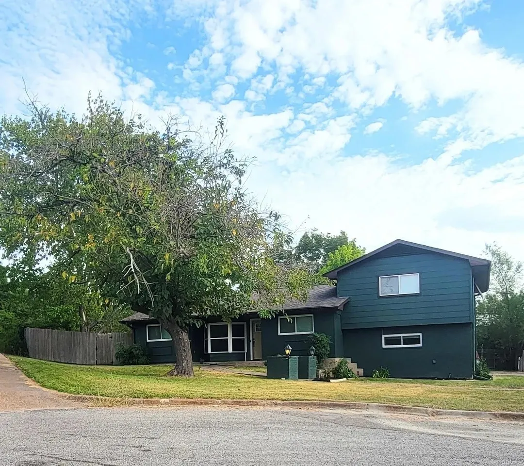 Single Family Residence For Sale in Hunt County , 1207 Northwood Drive, Commerce, Texas 75428, 4 Bedrooms, 2 Bathrooms, Garage spaces, 2,137 Sqft, built in 1967, Preowned, Price $190,000, mls#21143563, Real Estate Agent in Commerce, Homes For Sale in Hunt county, Homes For Sale in Commerce, Realtor in Commerce Texas, Real Estate Brokerage Independent Realty Texas, Luminita Cordes Realtor