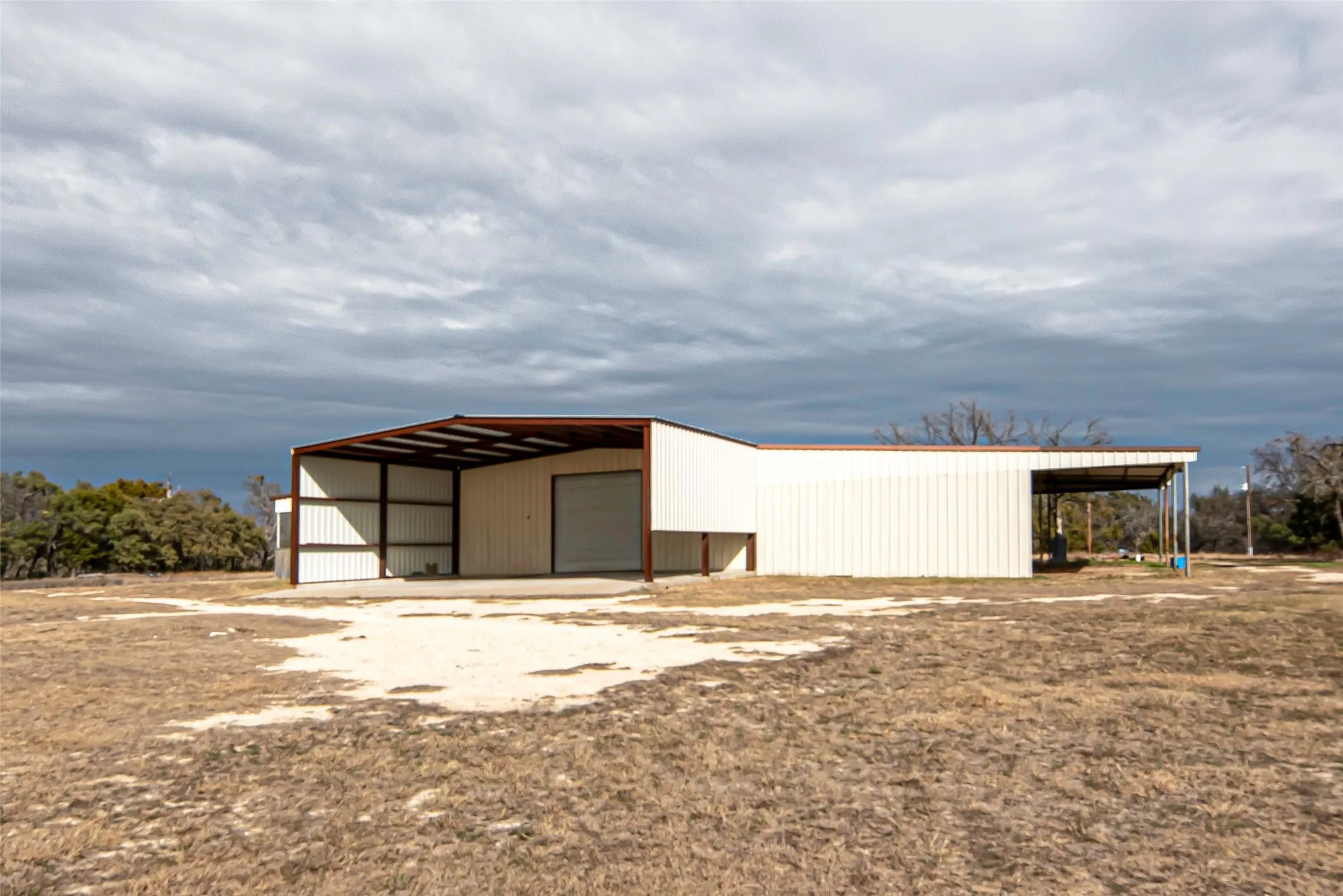 Farm For Sale in Erath County , 7435 County Road 265, Dublin, Texas 76446, 4 Bedrooms, 3 Bathrooms, Garage spaces, 2,304 Sqft, built in 2003, Price $3,900,000, mls#21143702, Real Estate Agent in Dublin, Homes For Sale in Erath county, Homes For Sale in Dublin, Realtor in Dublin Texas, Real Estate Brokerage Independent Realty Texas, Luminita Cordes Realtor