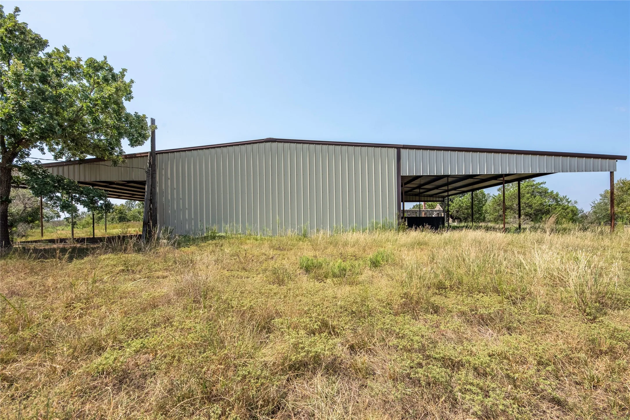 Farm For Sale in Erath County , 7435 County Road 265, Dublin, Texas 76446, 4 Bedrooms, 3 Bathrooms, Garage spaces, 2,304 Sqft, built in 2003, Price $3,900,000, mls#21143702, Real Estate Agent in Dublin, Homes For Sale in Erath county, Homes For Sale in Dublin, Realtor in Dublin Texas, Real Estate Brokerage Independent Realty Texas, Luminita Cordes Realtor