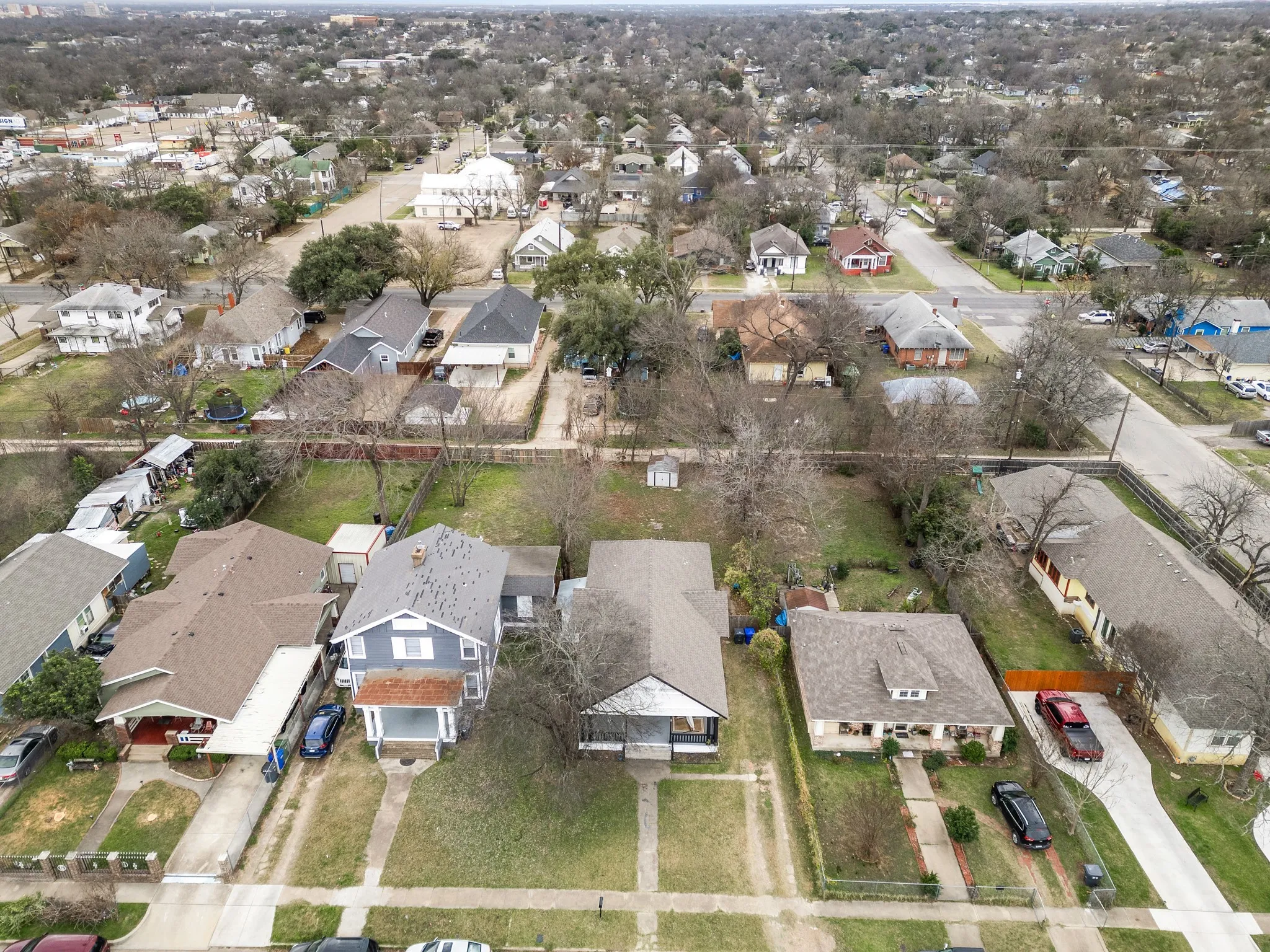 Single Family Residence For Sale in Mc Lennan County , 1916 Mitchell Avenue, Waco, Texas 76708, 3 Bedrooms, 2 Bathrooms, Garage spaces, 1,476 Sqft, built in 1914, Preowned, Price $228,000, mls#21143662, Real Estate Agent in Waco, Homes For Sale in Mc Lennan county, Homes For Sale in Waco, Realtor in Waco Texas, Real Estate Brokerage Independent Realty Texas, Luminita Cordes Realtor