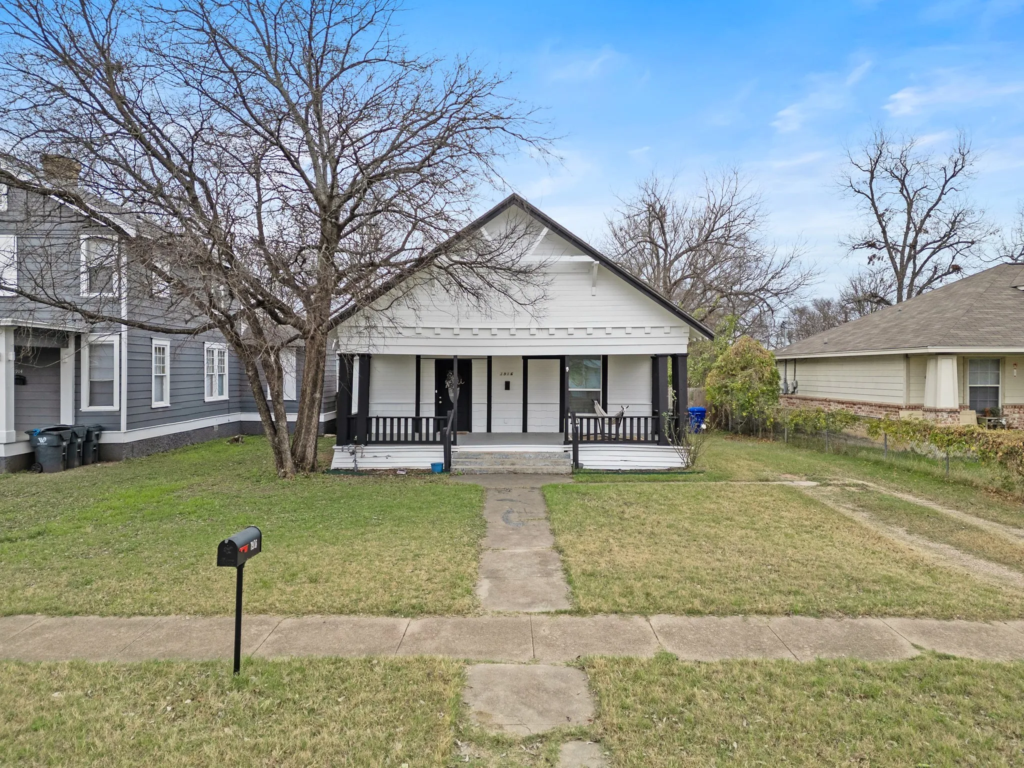 Single Family Residence For Sale in Mc Lennan County , 1916 Mitchell Avenue, Waco, Texas 76708, 3 Bedrooms, 2 Bathrooms, Garage spaces, 1,476 Sqft, built in 1914, Preowned, Price $228,000, mls#21143662, Real Estate Agent in Waco, Homes For Sale in Mc Lennan county, Homes For Sale in Waco, Realtor in Waco Texas, Real Estate Brokerage Independent Realty Texas, Luminita Cordes Realtor