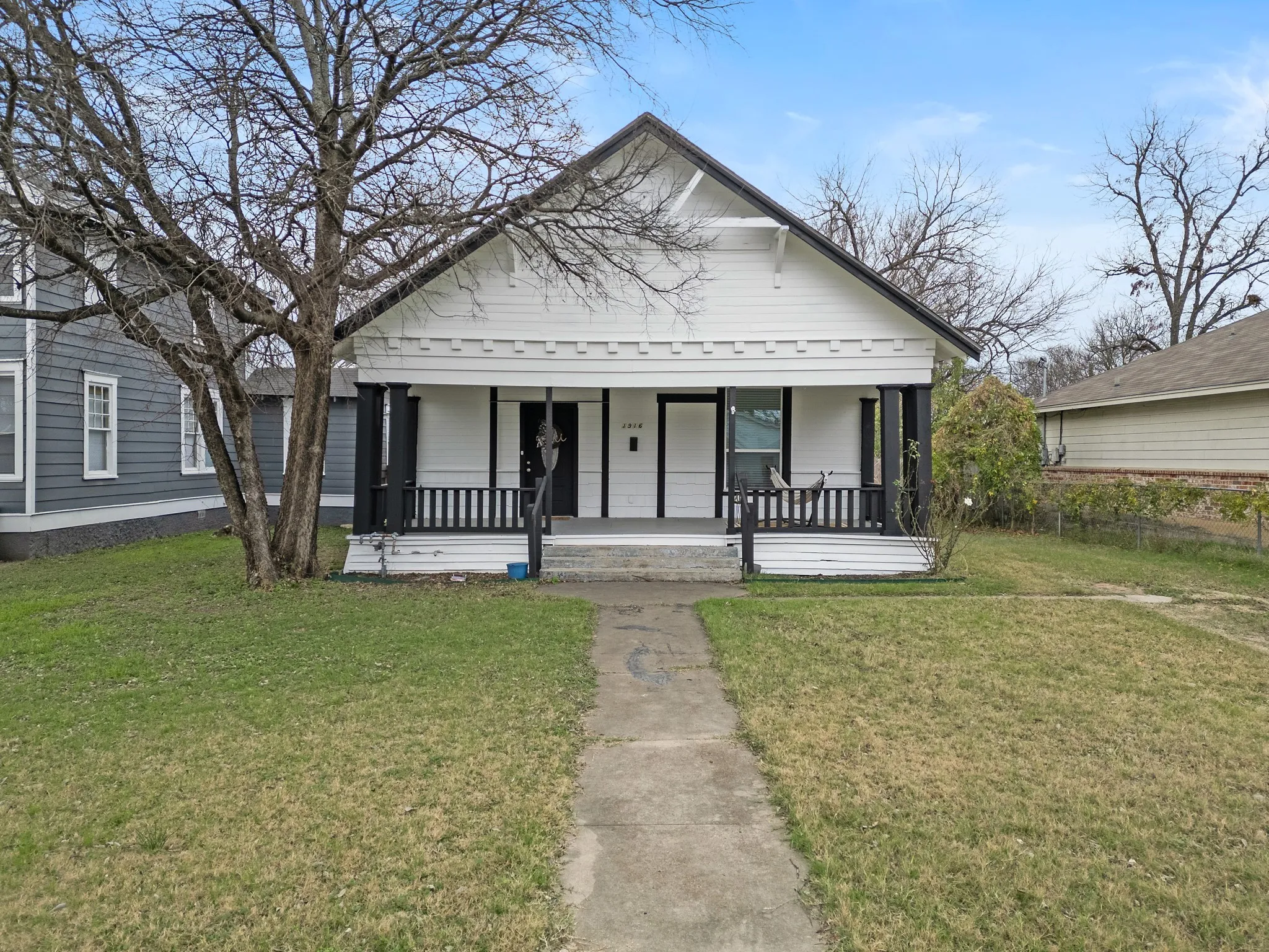 Single Family Residence For Sale in Mc Lennan County , 1916 Mitchell Avenue, Waco, Texas 76708, 3 Bedrooms, 2 Bathrooms, Garage spaces, 1,476 Sqft, built in 1914, Preowned, Price $228,000, mls#21143662, Real Estate Agent in Waco, Homes For Sale in Mc Lennan county, Homes For Sale in Waco, Realtor in Waco Texas, Real Estate Brokerage Independent Realty Texas, Luminita Cordes Realtor