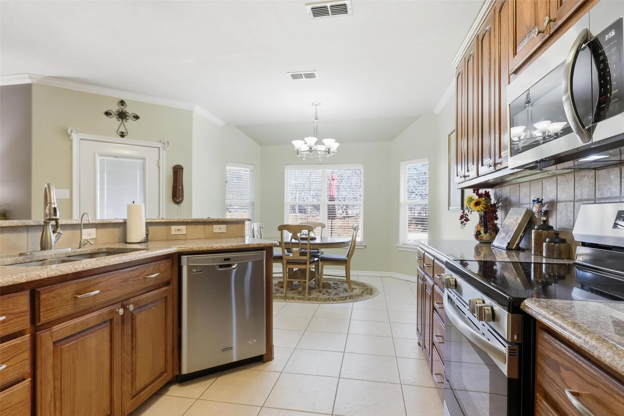 Single Family Residence For Sale in Hood County , 3207 Crossbridge Circle, Granbury, Texas 76049, 4 Bedroom, 3 Bathroom, 2 Garage spaces, 2,198 Sqft, built in 2003, Preowned, mls#21143752, Real Estate Agent in Granbury, Homes For Sale in Hood county, Homes For Sale in Granbury, Realtor in Granbury Texas, Real Estate Brokerage Independent Realty Texas, Luminita Cordes Realtor