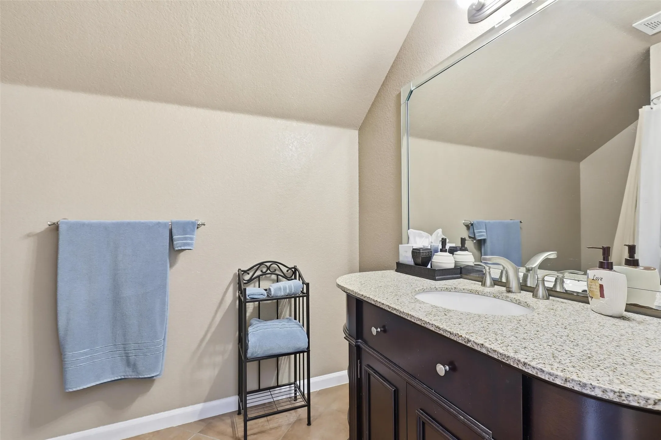 Single Family Residence For Sale in Hood County , 3207 Crossbridge Circle, Granbury, Texas 76049, 4 Bedroom, 3 Bathroom, 2 Garage spaces, 2,198 Sqft, built in 2003, Preowned, mls#21143752, Real Estate Agent in Granbury, Homes For Sale in Hood county, Homes For Sale in Granbury, Realtor in Granbury Texas, Real Estate Brokerage Independent Realty Texas, Luminita Cordes Realtor