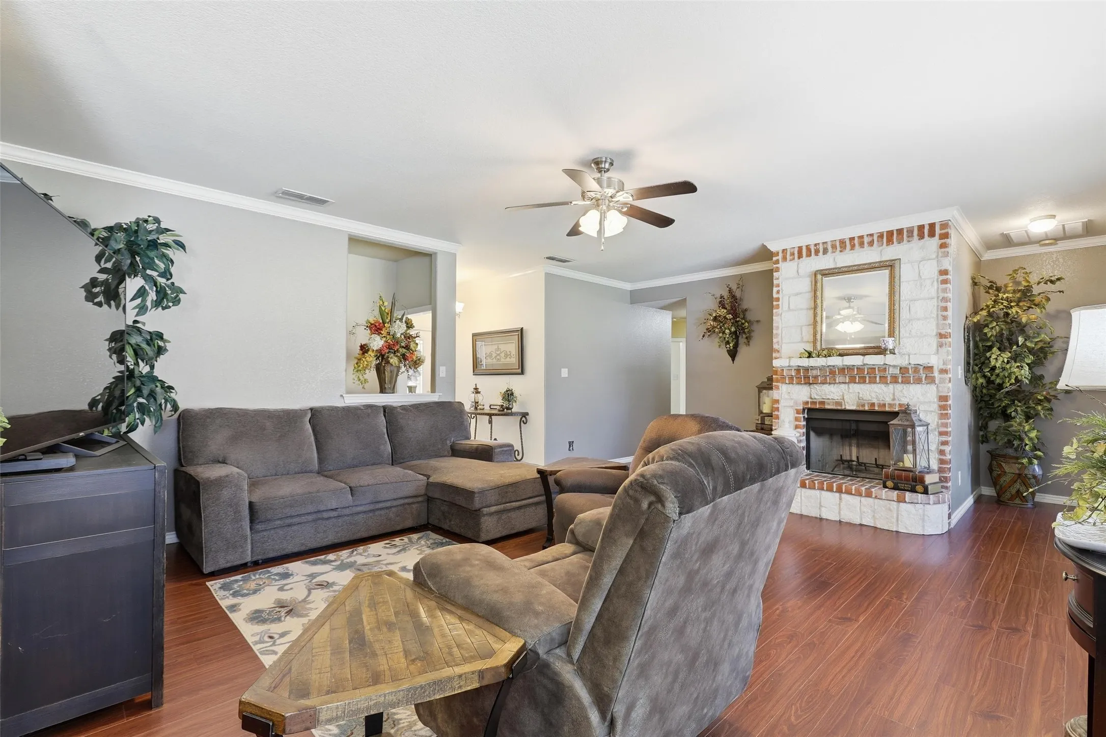 Single Family Residence For Sale in Hood County , 3207 Crossbridge Circle, Granbury, Texas 76049, 4 Bedroom, 3 Bathroom, 2 Garage spaces, 2,198 Sqft, built in 2003, Preowned, mls#21143752, Real Estate Agent in Granbury, Homes For Sale in Hood county, Homes For Sale in Granbury, Realtor in Granbury Texas, Real Estate Brokerage Independent Realty Texas, Luminita Cordes Realtor