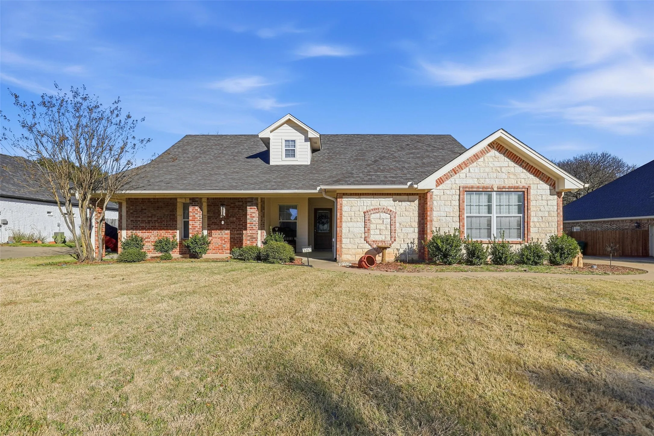 Single Family Residence For Sale in Hood County , 3207 Crossbridge Circle, Granbury, Texas 76049, 4 Bedroom, 3 Bathroom, 2 Garage spaces, 2,198 Sqft, built in 2003, Preowned, mls#21143752, Real Estate Agent in Granbury, Homes For Sale in Hood county, Homes For Sale in Granbury, Realtor in Granbury Texas, Real Estate Brokerage Independent Realty Texas, Luminita Cordes Realtor