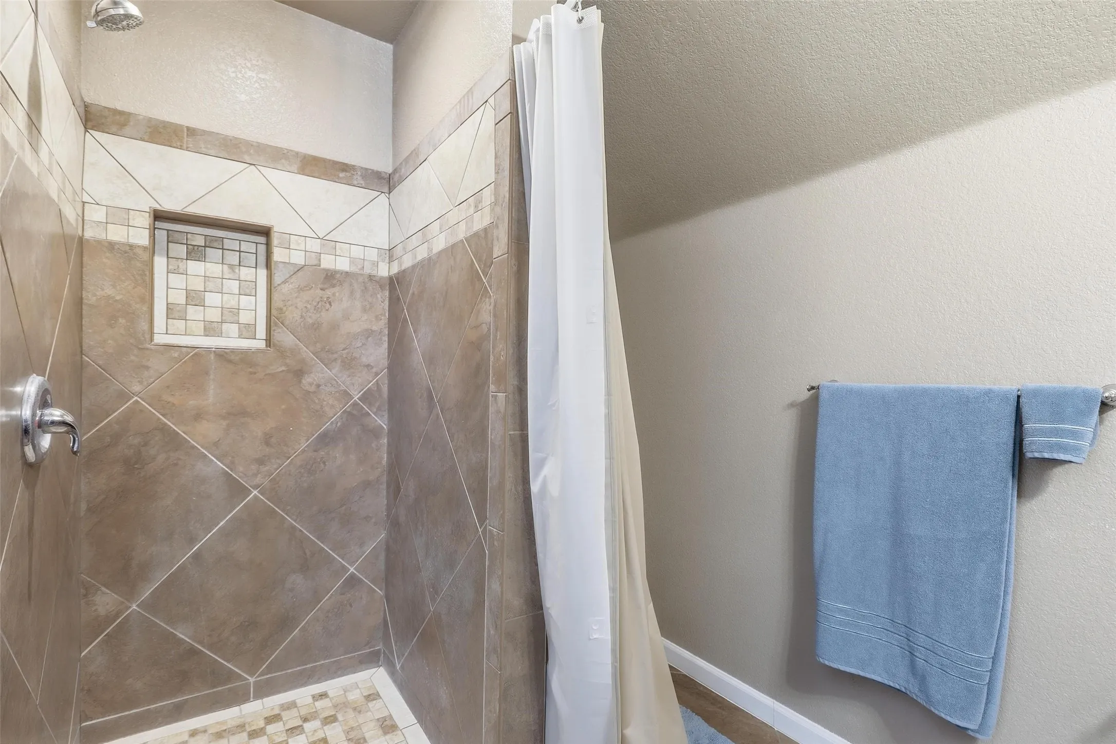 Single Family Residence For Sale in Hood County , 3207 Crossbridge Circle, Granbury, Texas 76049, 4 Bedroom, 3 Bathroom, 2 Garage spaces, 2,198 Sqft, built in 2003, Preowned, mls#21143752, Real Estate Agent in Granbury, Homes For Sale in Hood county, Homes For Sale in Granbury, Realtor in Granbury Texas, Real Estate Brokerage Independent Realty Texas, Luminita Cordes Realtor