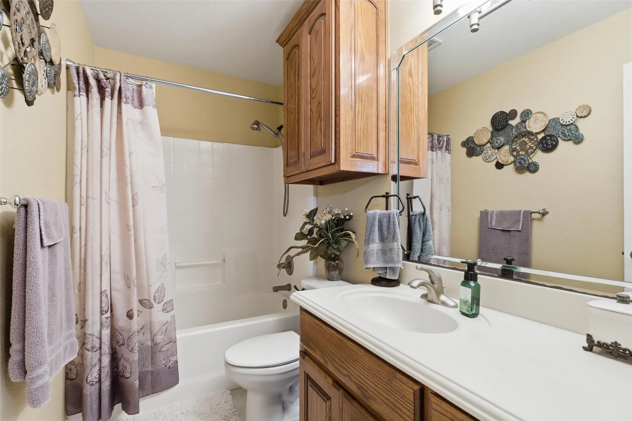 Single Family Residence For Sale in Hood County , 3207 Crossbridge Circle, Granbury, Texas 76049, 4 Bedroom, 3 Bathroom, 2 Garage spaces, 2,198 Sqft, built in 2003, Preowned, mls#21143752, Real Estate Agent in Granbury, Homes For Sale in Hood county, Homes For Sale in Granbury, Realtor in Granbury Texas, Real Estate Brokerage Independent Realty Texas, Luminita Cordes Realtor