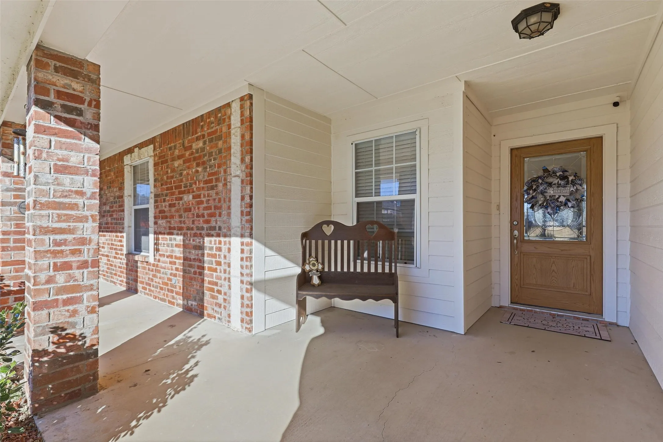 Single Family Residence For Sale in Hood County , 3207 Crossbridge Circle, Granbury, Texas 76049, 4 Bedroom, 3 Bathroom, 2 Garage spaces, 2,198 Sqft, built in 2003, Preowned, mls#21143752, Real Estate Agent in Granbury, Homes For Sale in Hood county, Homes For Sale in Granbury, Realtor in Granbury Texas, Real Estate Brokerage Independent Realty Texas, Luminita Cordes Realtor