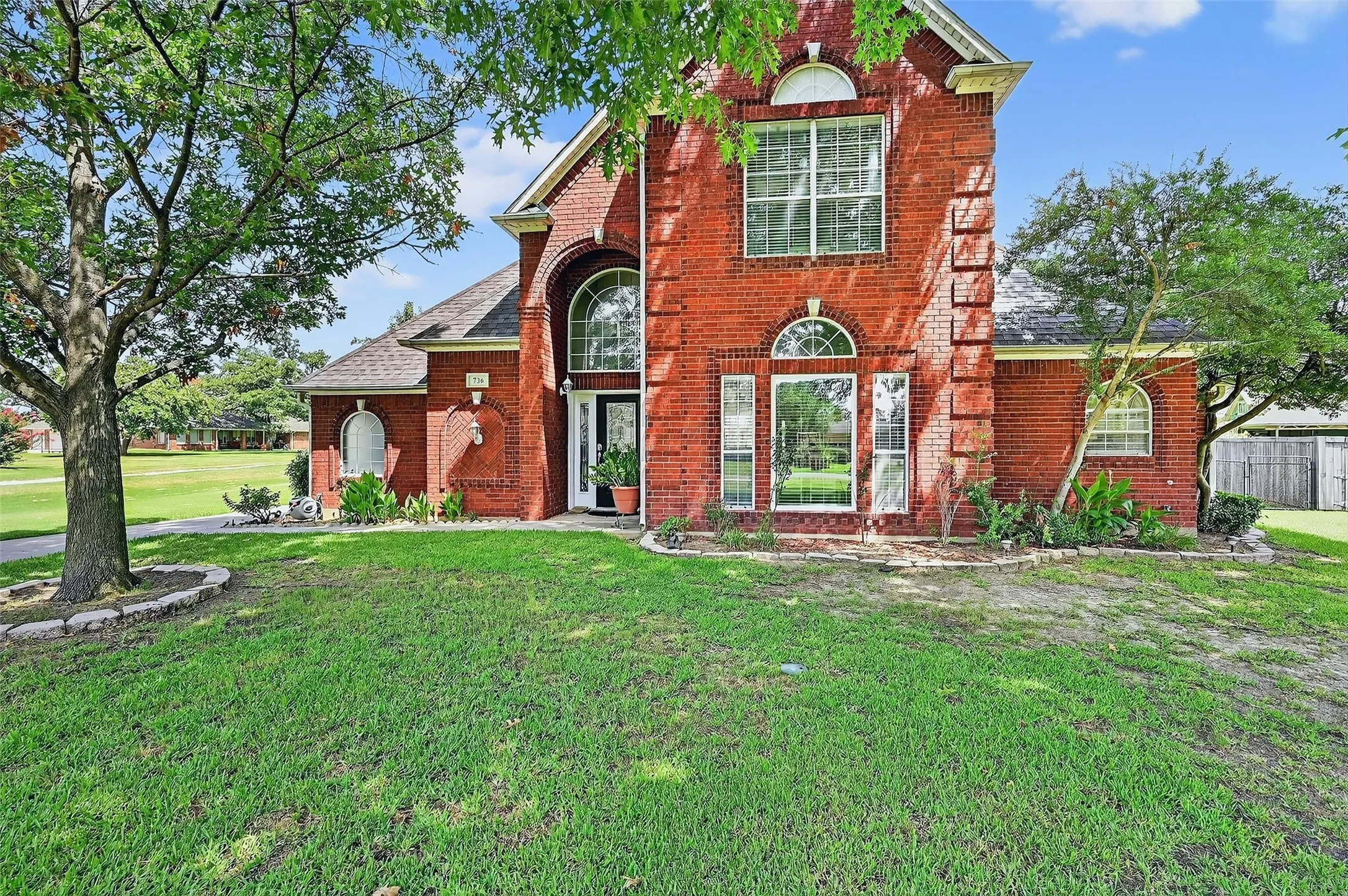 Single Family Residence For Sale in Cooke County , 736 W Kiowa Drive, Lake Kiowa, Texas 76240, 3 Bedroom, 3 Bathroom, 3 Garage spaces, 2,517 Sqft, built in 1996, Preowned, mls#21143854, Real Estate Agent in Lake Kiowa, Homes For Sale in Cooke county, Homes For Sale in Lake Kiowa, Realtor in Lake Kiowa Texas, Real Estate Brokerage Independent Realty Texas, Luminita Cordes Realtor