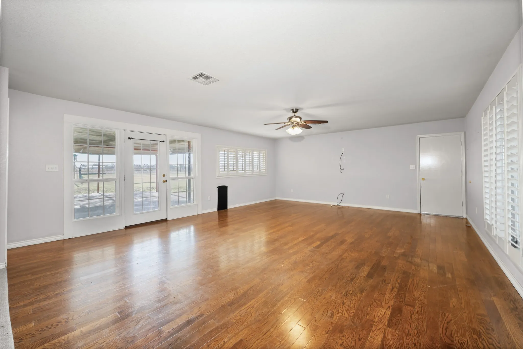 Single Family Residence For Sale in Hill County , 891 Hcr 2124 Loop, Whitney, Texas 76692, 2 Bedroom, 3 Bathroom, 2 Garage spaces, 2,195 Sqft, built in 1973, mls#21143837, Real Estate Agent in Whitney, Homes For Sale in Hill county, Homes For Sale in Whitney, Realtor in Whitney Texas, Real Estate Brokerage Independent Realty Texas, Luminita Cordes Realtor