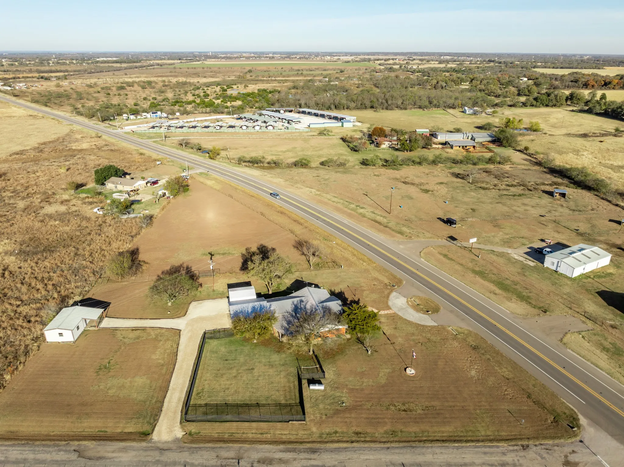 Single Family Residence For Sale in Hill County , 891 Hcr 2124 Loop, Whitney, Texas 76692, 2 Bedroom, 3 Bathroom, 2 Garage spaces, 2,195 Sqft, built in 1973, mls#21143837, Real Estate Agent in Whitney, Homes For Sale in Hill county, Homes For Sale in Whitney, Realtor in Whitney Texas, Real Estate Brokerage Independent Realty Texas, Luminita Cordes Realtor