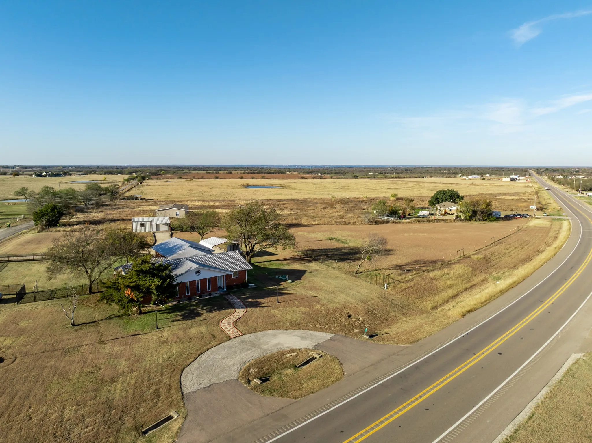 Single Family Residence For Sale in Hill County , 891 Hcr 2124 Loop, Whitney, Texas 76692, 2 Bedroom, 3 Bathroom, 2 Garage spaces, 2,195 Sqft, built in 1973, mls#21143837, Real Estate Agent in Whitney, Homes For Sale in Hill county, Homes For Sale in Whitney, Realtor in Whitney Texas, Real Estate Brokerage Independent Realty Texas, Luminita Cordes Realtor