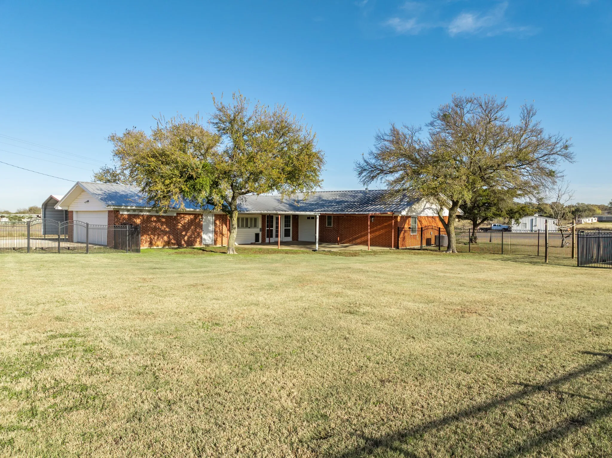 Single Family Residence For Sale in Hill County , 891 Hcr 2124 Loop, Whitney, Texas 76692, 2 Bedroom, 3 Bathroom, 2 Garage spaces, 2,195 Sqft, built in 1973, mls#21143837, Real Estate Agent in Whitney, Homes For Sale in Hill county, Homes For Sale in Whitney, Realtor in Whitney Texas, Real Estate Brokerage Independent Realty Texas, Luminita Cordes Realtor