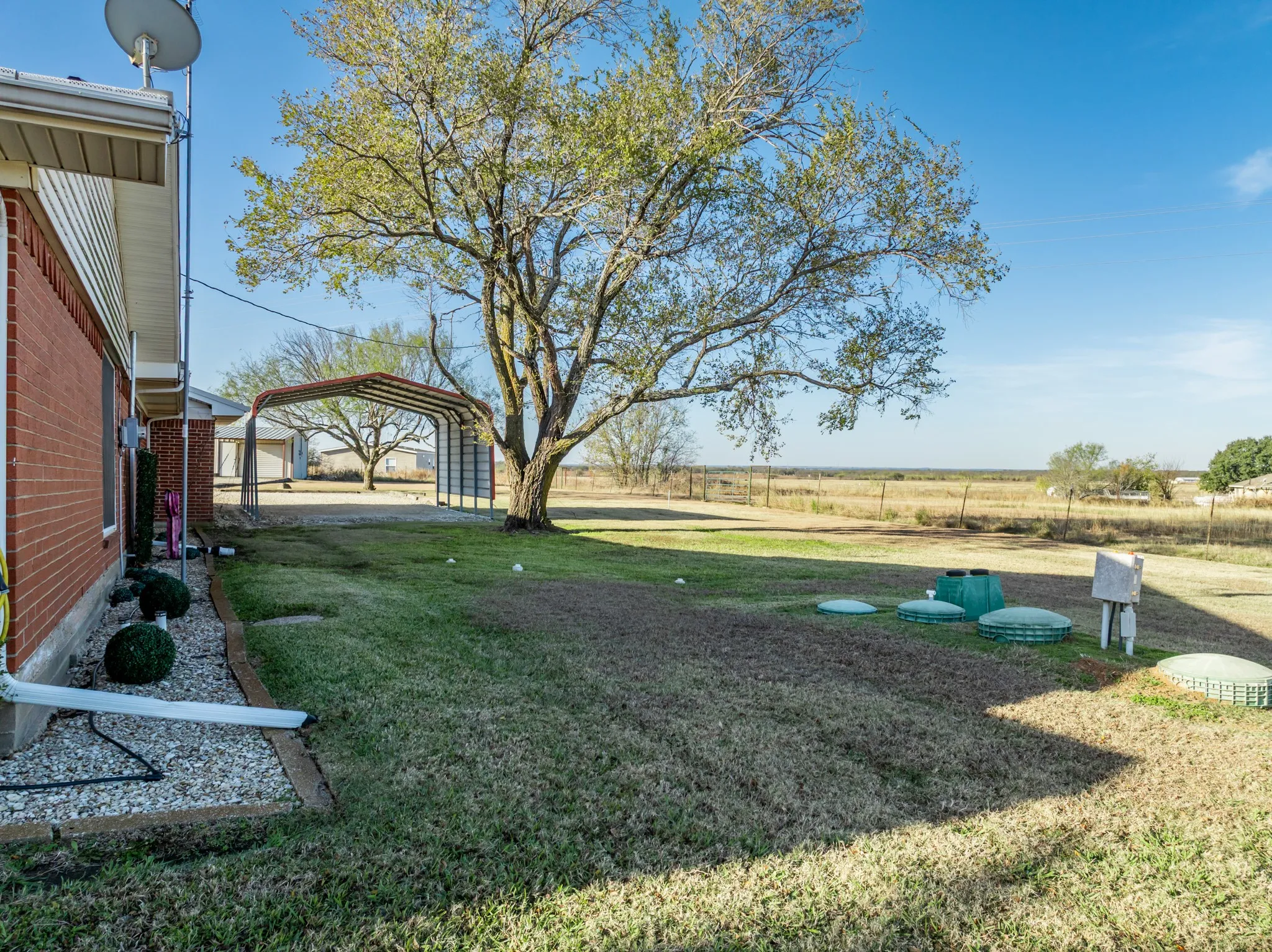 Single Family Residence For Sale in Hill County , 891 Hcr 2124 Loop, Whitney, Texas 76692, 2 Bedroom, 3 Bathroom, 2 Garage spaces, 2,195 Sqft, built in 1973, mls#21143837, Real Estate Agent in Whitney, Homes For Sale in Hill county, Homes For Sale in Whitney, Realtor in Whitney Texas, Real Estate Brokerage Independent Realty Texas, Luminita Cordes Realtor