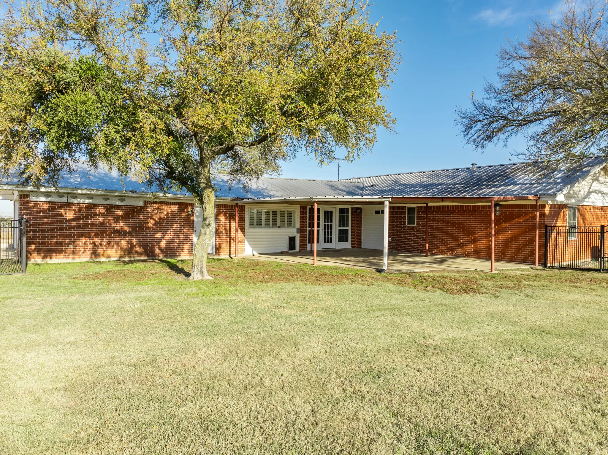 Single Family Residence For Sale in Hill County , 891 Hcr 2124 Loop, Whitney, Texas 76692, 2 Bedroom, 3 Bathroom, 2 Garage spaces, 2,195 Sqft, built in 1973, mls#21143837, Real Estate Agent in Whitney, Homes For Sale in Hill county, Homes For Sale in Whitney, Realtor in Whitney Texas, Real Estate Brokerage Independent Realty Texas, Luminita Cordes Realtor