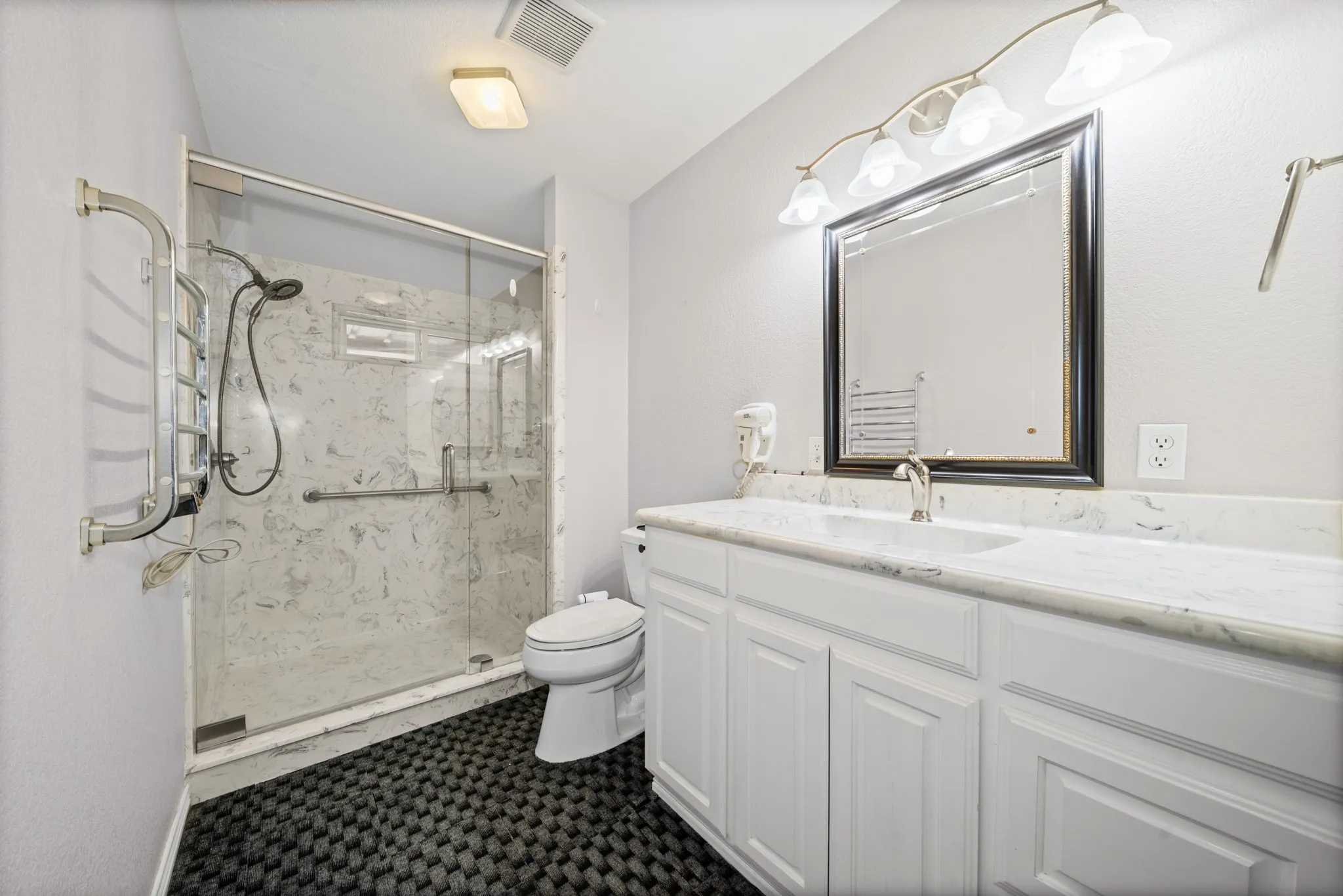 Single Family Residence For Sale in Hill County , 891 Hcr 2124 Loop, Whitney, Texas 76692, 2 Bedroom, 3 Bathroom, 2 Garage spaces, 2,195 Sqft, built in 1973, mls#21143837, Real Estate Agent in Whitney, Homes For Sale in Hill county, Homes For Sale in Whitney, Realtor in Whitney Texas, Real Estate Brokerage Independent Realty Texas, Luminita Cordes Realtor