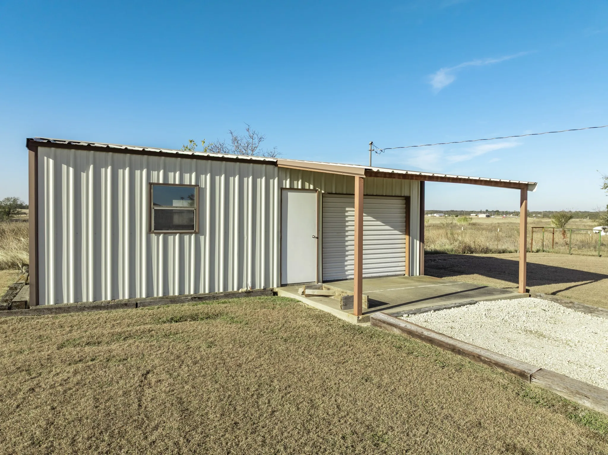 Single Family Residence For Sale in Hill County , 891 Hcr 2124 Loop, Whitney, Texas 76692, 2 Bedroom, 3 Bathroom, 2 Garage spaces, 2,195 Sqft, built in 1973, mls#21143837, Real Estate Agent in Whitney, Homes For Sale in Hill county, Homes For Sale in Whitney, Realtor in Whitney Texas, Real Estate Brokerage Independent Realty Texas, Luminita Cordes Realtor