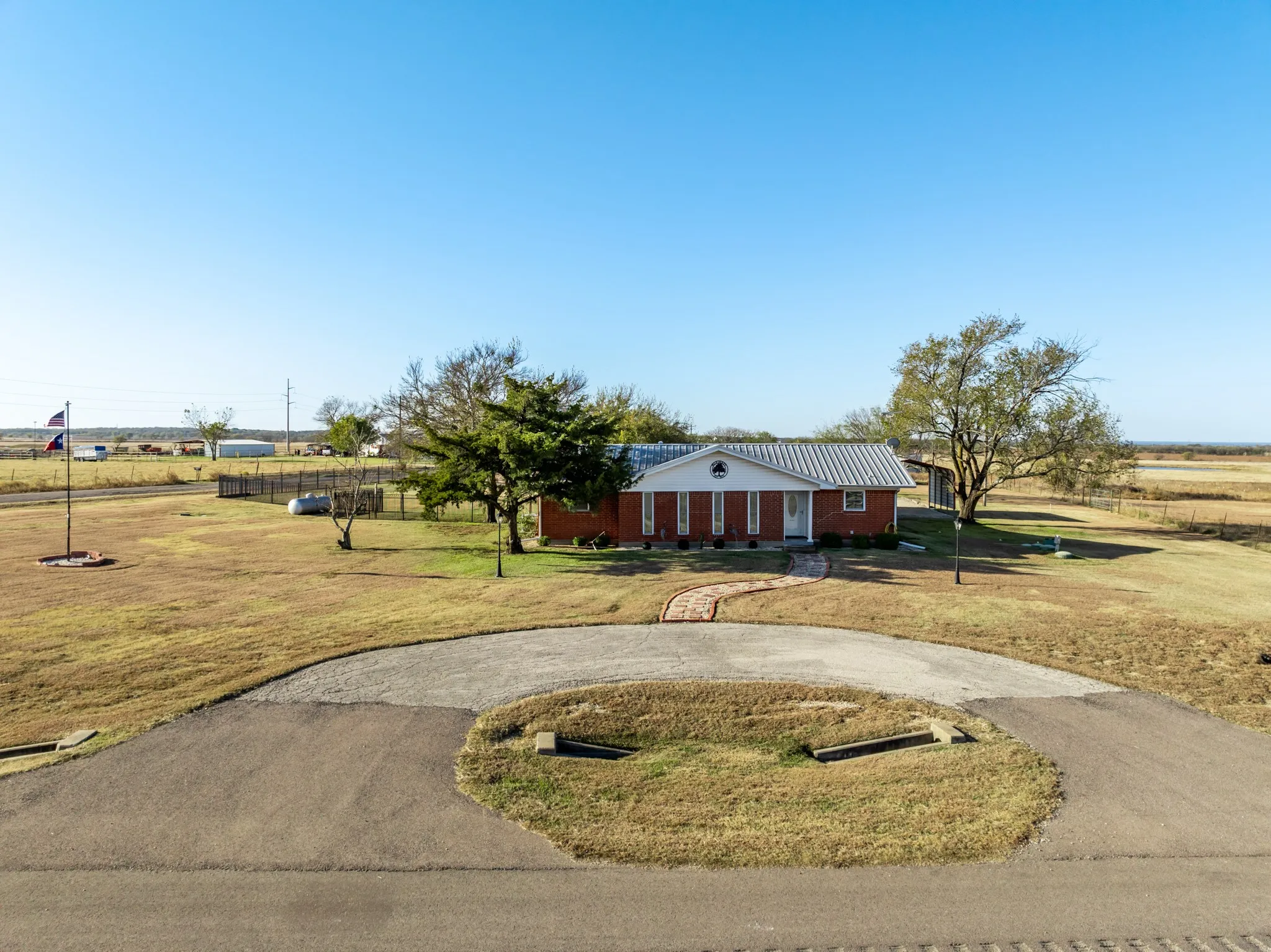 Single Family Residence For Sale in Hill County , 891 Hcr 2124 Loop, Whitney, Texas 76692, 2 Bedroom, 3 Bathroom, 2 Garage spaces, 2,195 Sqft, built in 1973, mls#21143837, Real Estate Agent in Whitney, Homes For Sale in Hill county, Homes For Sale in Whitney, Realtor in Whitney Texas, Real Estate Brokerage Independent Realty Texas, Luminita Cordes Realtor
