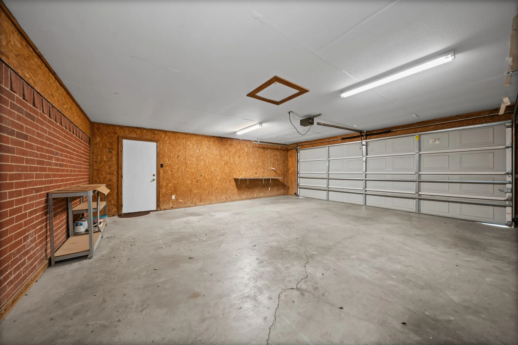 Single Family Residence For Sale in Hill County , 891 Hcr 2124 Loop, Whitney, Texas 76692, 2 Bedroom, 3 Bathroom, 2 Garage spaces, 2,195 Sqft, built in 1973, mls#21143837, Real Estate Agent in Whitney, Homes For Sale in Hill county, Homes For Sale in Whitney, Realtor in Whitney Texas, Real Estate Brokerage Independent Realty Texas, Luminita Cordes Realtor