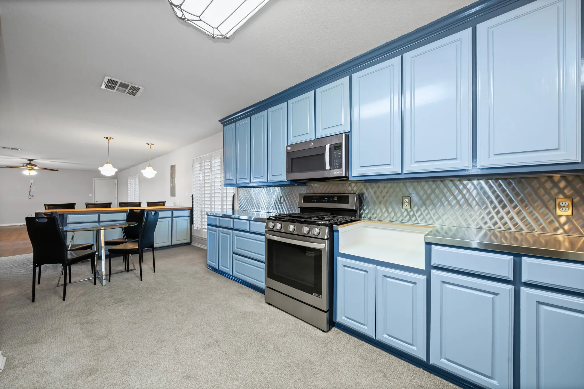 Single Family Residence For Sale in Hill County , 891 Hcr 2124 Loop, Whitney, Texas 76692, 2 Bedroom, 3 Bathroom, 2 Garage spaces, 2,195 Sqft, built in 1973, mls#21143837, Real Estate Agent in Whitney, Homes For Sale in Hill county, Homes For Sale in Whitney, Realtor in Whitney Texas, Real Estate Brokerage Independent Realty Texas, Luminita Cordes Realtor