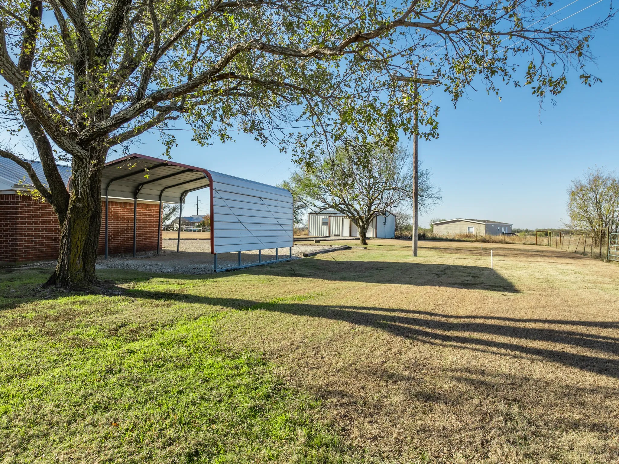 Single Family Residence For Sale in Hill County , 891 Hcr 2124 Loop, Whitney, Texas 76692, 2 Bedroom, 3 Bathroom, 2 Garage spaces, 2,195 Sqft, built in 1973, mls#21143837, Real Estate Agent in Whitney, Homes For Sale in Hill county, Homes For Sale in Whitney, Realtor in Whitney Texas, Real Estate Brokerage Independent Realty Texas, Luminita Cordes Realtor