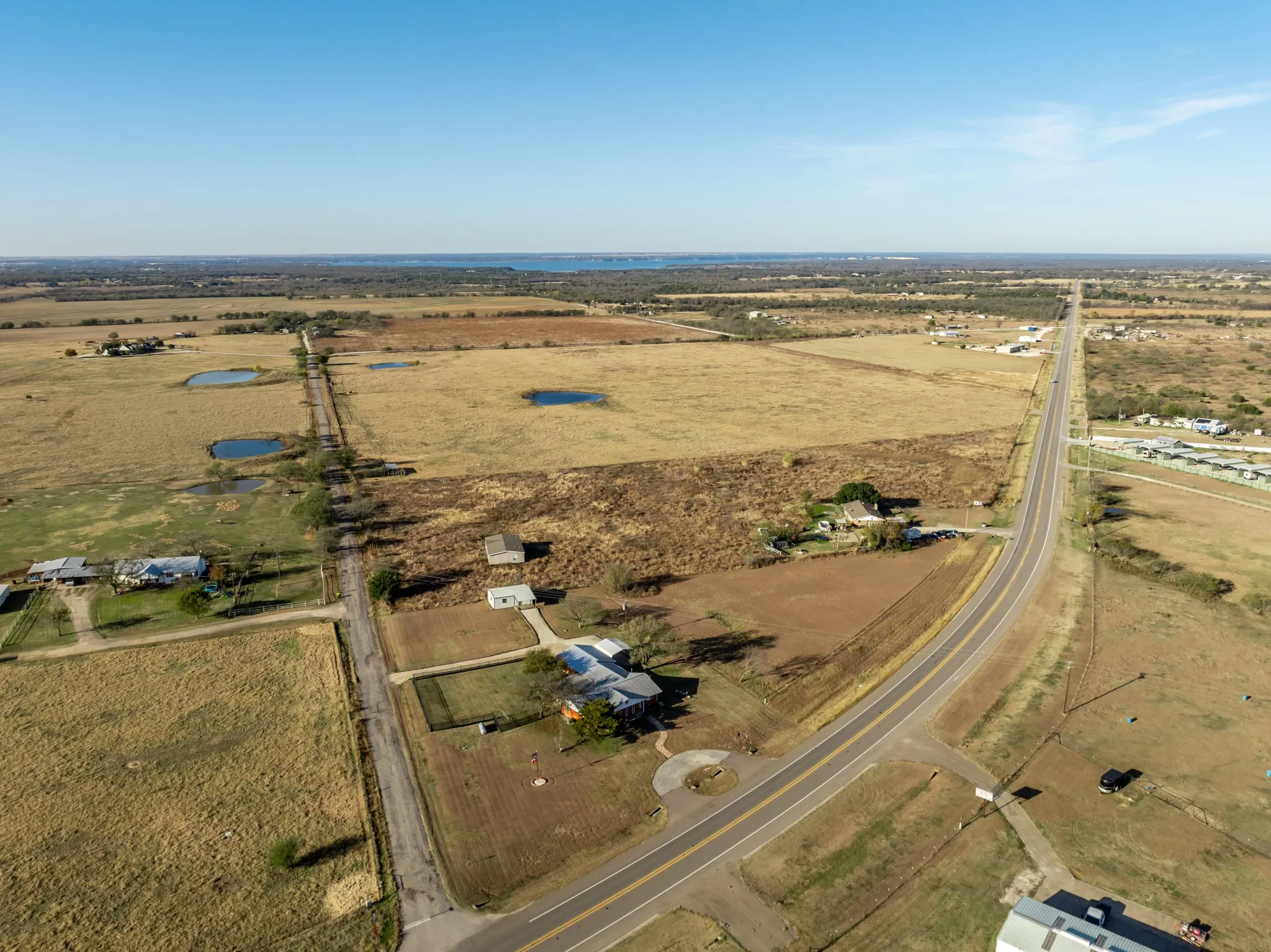 Single Family Residence For Sale in Hill County , 891 Hcr 2124 Loop, Whitney, Texas 76692, 2 Bedroom, 3 Bathroom, 2 Garage spaces, 2,195 Sqft, built in 1973, mls#21143837, Real Estate Agent in Whitney, Homes For Sale in Hill county, Homes For Sale in Whitney, Realtor in Whitney Texas, Real Estate Brokerage Independent Realty Texas, Luminita Cordes Realtor
