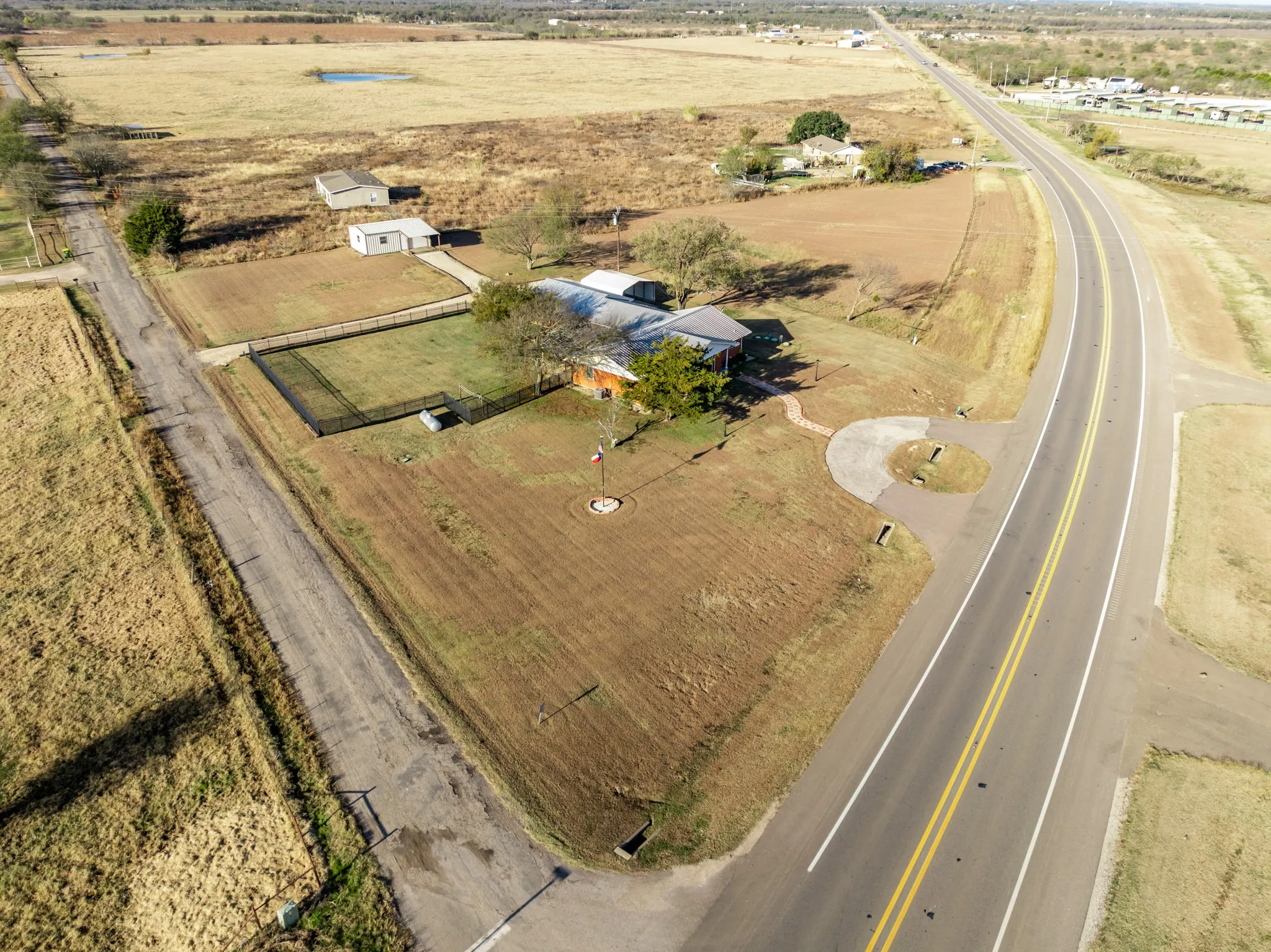 Single Family Residence For Sale in Hill County , 891 Hcr 2124 Loop, Whitney, Texas 76692, 2 Bedroom, 3 Bathroom, 2 Garage spaces, 2,195 Sqft, built in 1973, mls#21143837, Real Estate Agent in Whitney, Homes For Sale in Hill county, Homes For Sale in Whitney, Realtor in Whitney Texas, Real Estate Brokerage Independent Realty Texas, Luminita Cordes Realtor