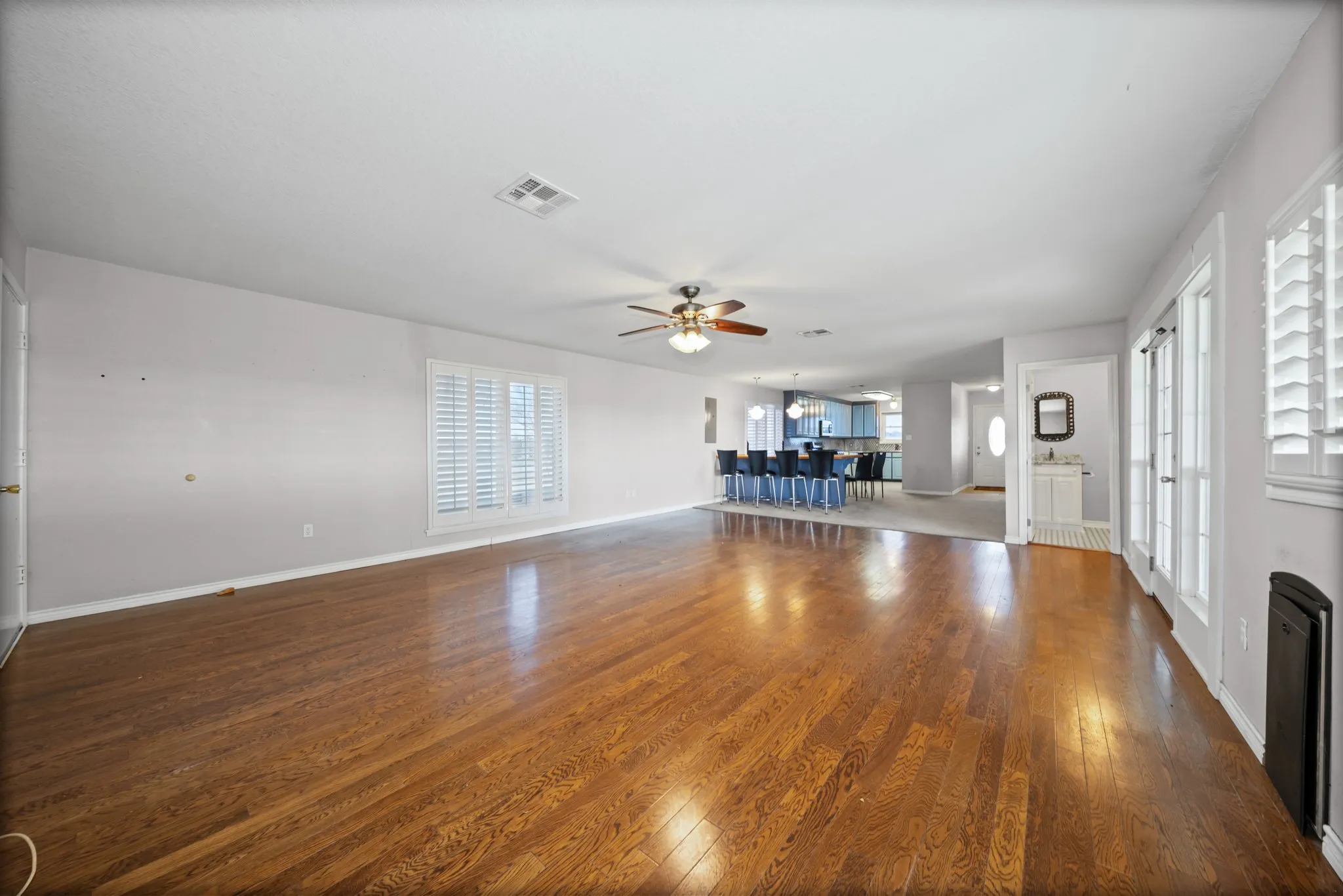 Single Family Residence For Sale in Hill County , 891 Hcr 2124 Loop, Whitney, Texas 76692, 2 Bedroom, 3 Bathroom, 2 Garage spaces, 2,195 Sqft, built in 1973, mls#21143837, Real Estate Agent in Whitney, Homes For Sale in Hill county, Homes For Sale in Whitney, Realtor in Whitney Texas, Real Estate Brokerage Independent Realty Texas, Luminita Cordes Realtor
