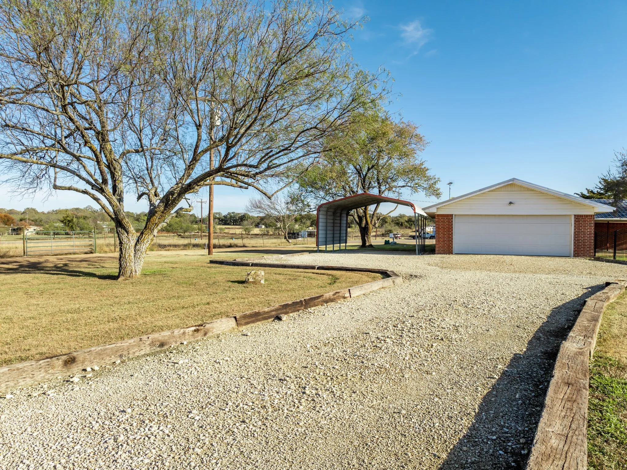 Single Family Residence For Sale in Hill County , 891 Hcr 2124 Loop, Whitney, Texas 76692, 2 Bedroom, 3 Bathroom, 2 Garage spaces, 2,195 Sqft, built in 1973, mls#21143837, Real Estate Agent in Whitney, Homes For Sale in Hill county, Homes For Sale in Whitney, Realtor in Whitney Texas, Real Estate Brokerage Independent Realty Texas, Luminita Cordes Realtor