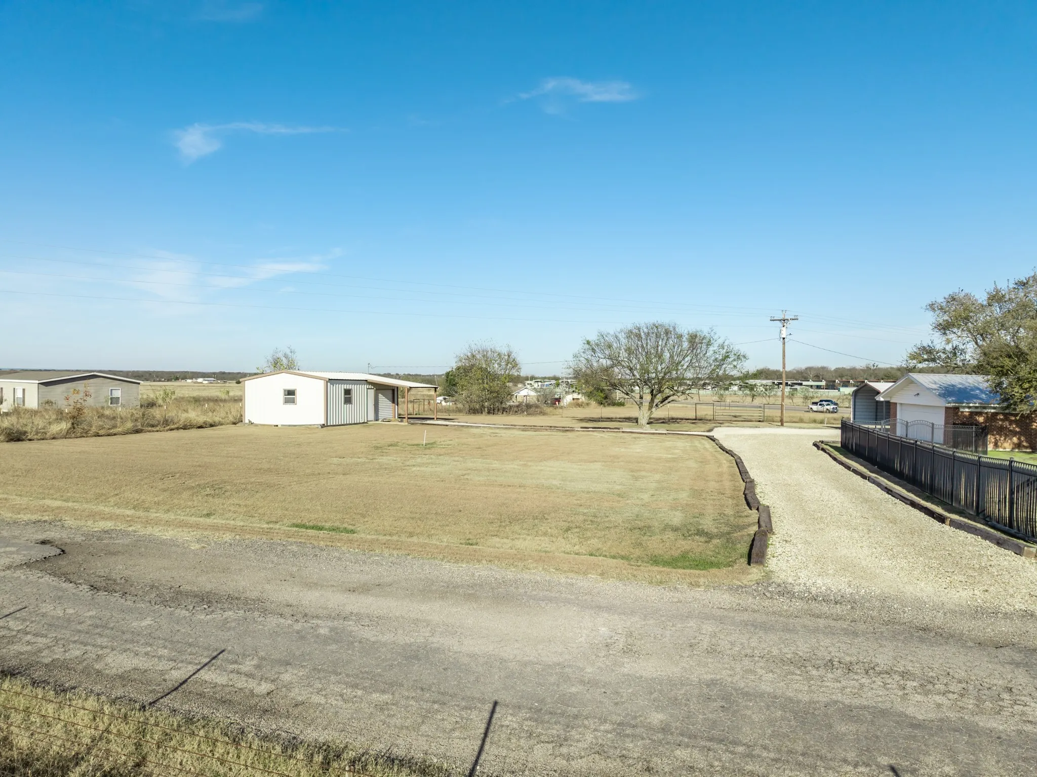 Single Family Residence For Sale in Hill County , 891 Hcr 2124 Loop, Whitney, Texas 76692, 2 Bedroom, 3 Bathroom, 2 Garage spaces, 2,195 Sqft, built in 1973, mls#21143837, Real Estate Agent in Whitney, Homes For Sale in Hill county, Homes For Sale in Whitney, Realtor in Whitney Texas, Real Estate Brokerage Independent Realty Texas, Luminita Cordes Realtor