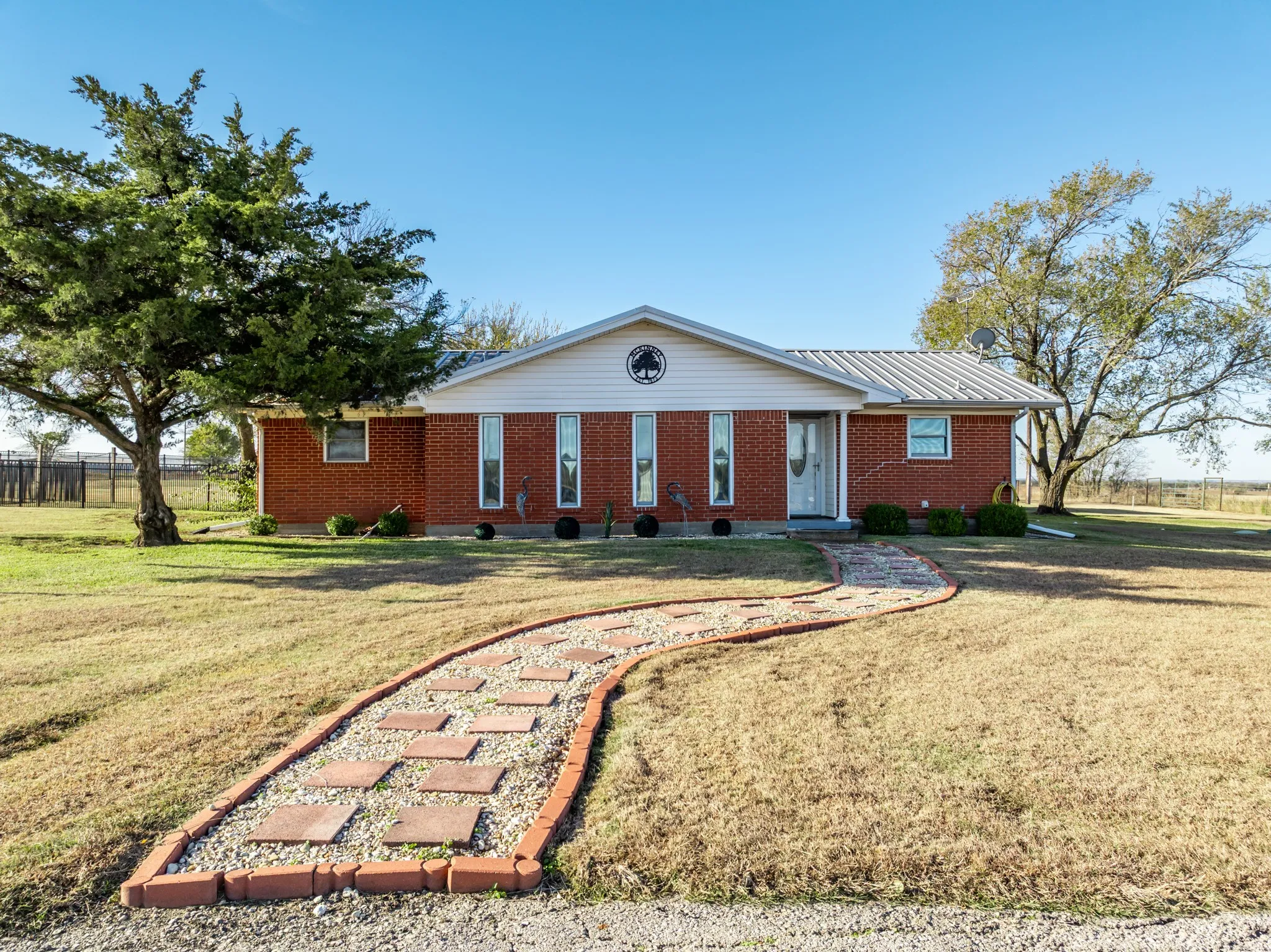 Single Family Residence For Sale in Hill County , 891 Hcr 2124 Loop, Whitney, Texas 76692, 2 Bedroom, 3 Bathroom, 2 Garage spaces, 2,195 Sqft, built in 1973, mls#21143837, Real Estate Agent in Whitney, Homes For Sale in Hill county, Homes For Sale in Whitney, Realtor in Whitney Texas, Real Estate Brokerage Independent Realty Texas, Luminita Cordes Realtor