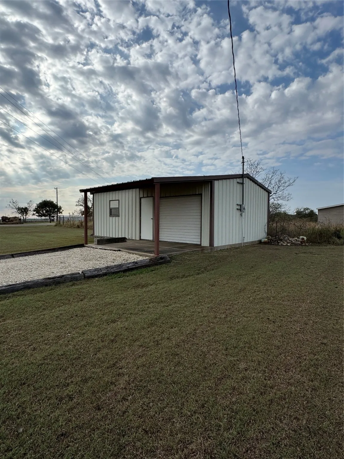 Single Family Residence For Sale in Hill County , 891 Hcr 2124 Loop, Whitney, Texas 76692, 2 Bedroom, 3 Bathroom, 2 Garage spaces, 2,195 Sqft, built in 1973, mls#21143837, Real Estate Agent in Whitney, Homes For Sale in Hill county, Homes For Sale in Whitney, Realtor in Whitney Texas, Real Estate Brokerage Independent Realty Texas, Luminita Cordes Realtor