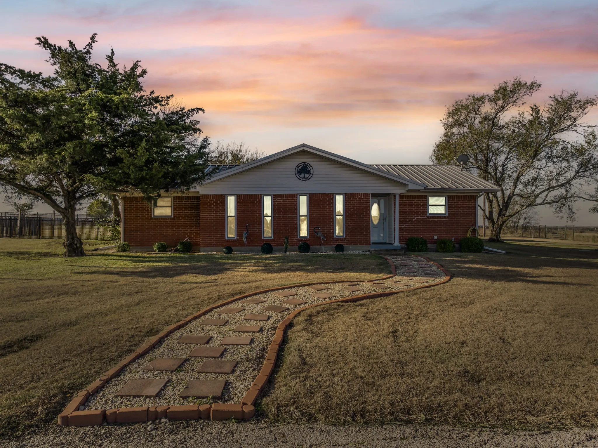 Single Family Residence For Sale in Hill County , 891 Hcr 2124 Loop, Whitney, Texas 76692, 2 Bedroom, 3 Bathroom, 2 Garage spaces, 2,195 Sqft, built in 1973, mls#21143837, Real Estate Agent in Whitney, Homes For Sale in Hill county, Homes For Sale in Whitney, Realtor in Whitney Texas, Real Estate Brokerage Independent Realty Texas, Luminita Cordes Realtor