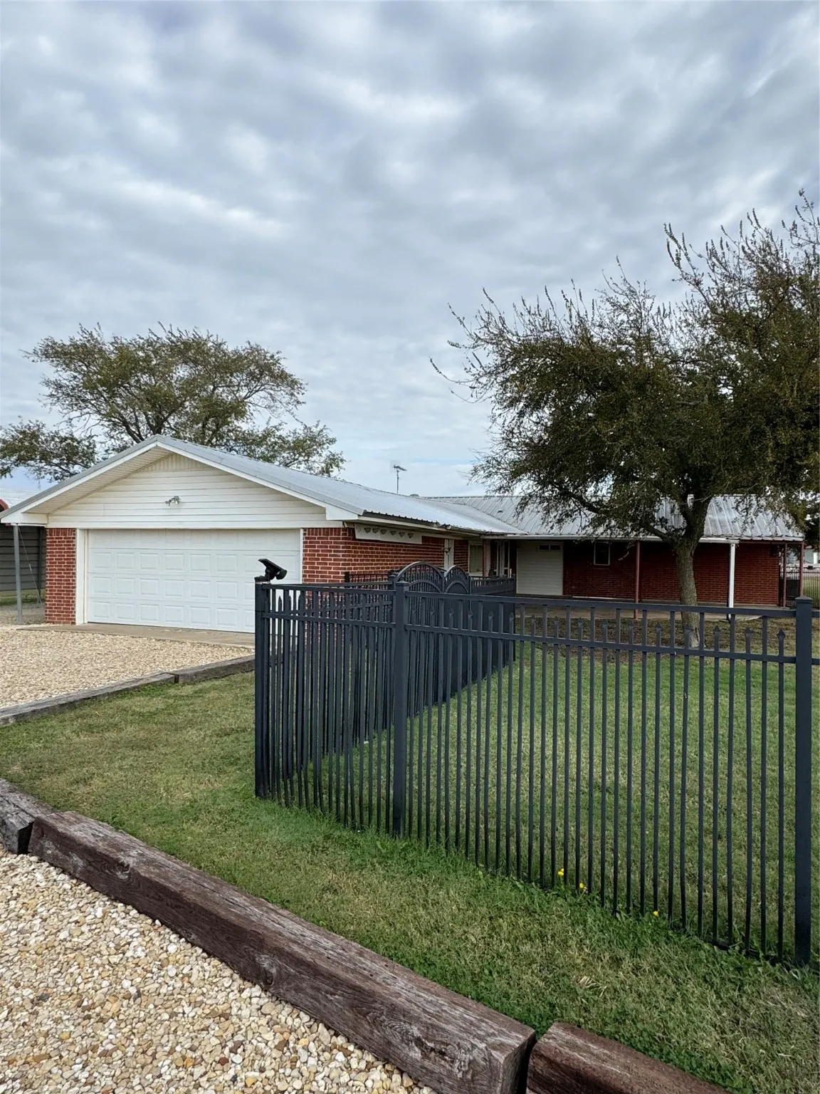 Single Family Residence For Sale in Hill County , 891 Hcr 2124 Loop, Whitney, Texas 76692, 2 Bedroom, 3 Bathroom, 2 Garage spaces, 2,195 Sqft, built in 1973, mls#21143837, Real Estate Agent in Whitney, Homes For Sale in Hill county, Homes For Sale in Whitney, Realtor in Whitney Texas, Real Estate Brokerage Independent Realty Texas, Luminita Cordes Realtor