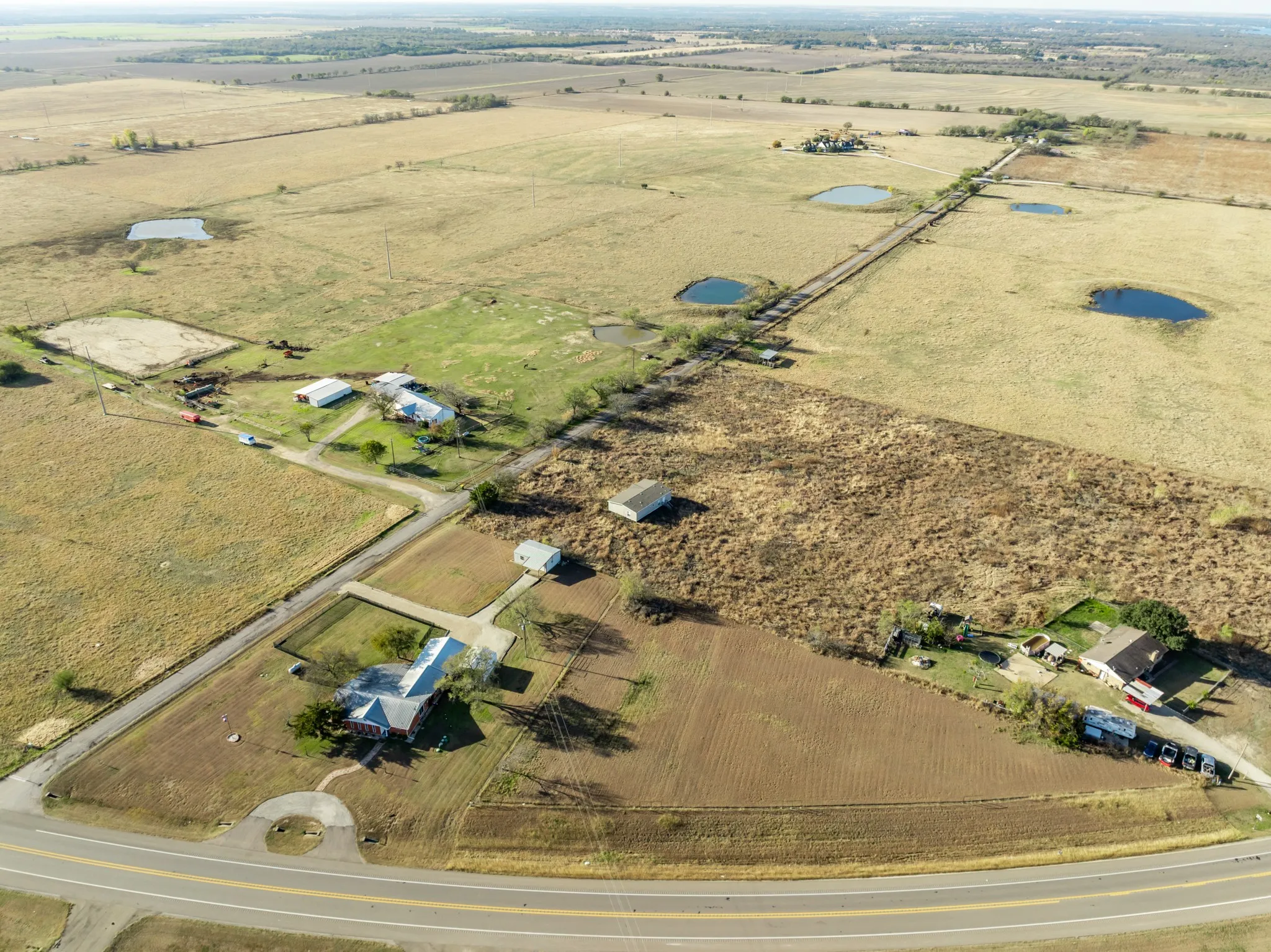 Single Family Residence For Sale in Hill County , 891 Hcr 2124 Loop, Whitney, Texas 76692, 2 Bedroom, 3 Bathroom, 2 Garage spaces, 2,195 Sqft, built in 1973, mls#21143837, Real Estate Agent in Whitney, Homes For Sale in Hill county, Homes For Sale in Whitney, Realtor in Whitney Texas, Real Estate Brokerage Independent Realty Texas, Luminita Cordes Realtor