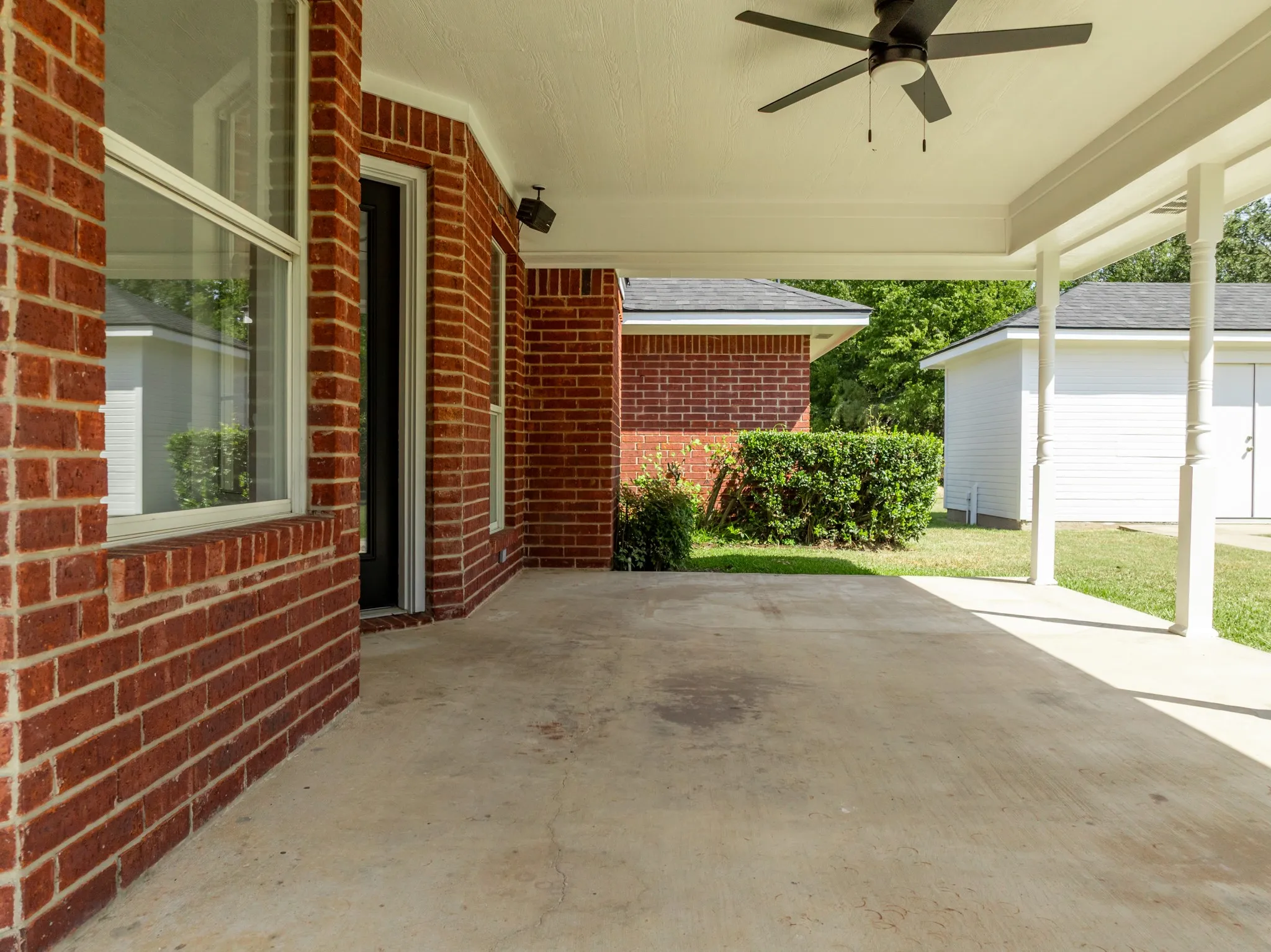Single Family Residence For Sale in Hill County , 12187 Rolling Oaks Drive, Whitney, Texas 76692, 3 Bedrooms, 2 Bathrooms, 2 Garage spaces, 1,623 Sqft, built in 1994, Price $329,995, mls#21143992, Real Estate Agent in Whitney, Homes For Sale in Hill county, Homes For Sale in Whitney, Realtor in Whitney Texas, Real Estate Brokerage Independent Realty Texas, Luminita Cordes Realtor
