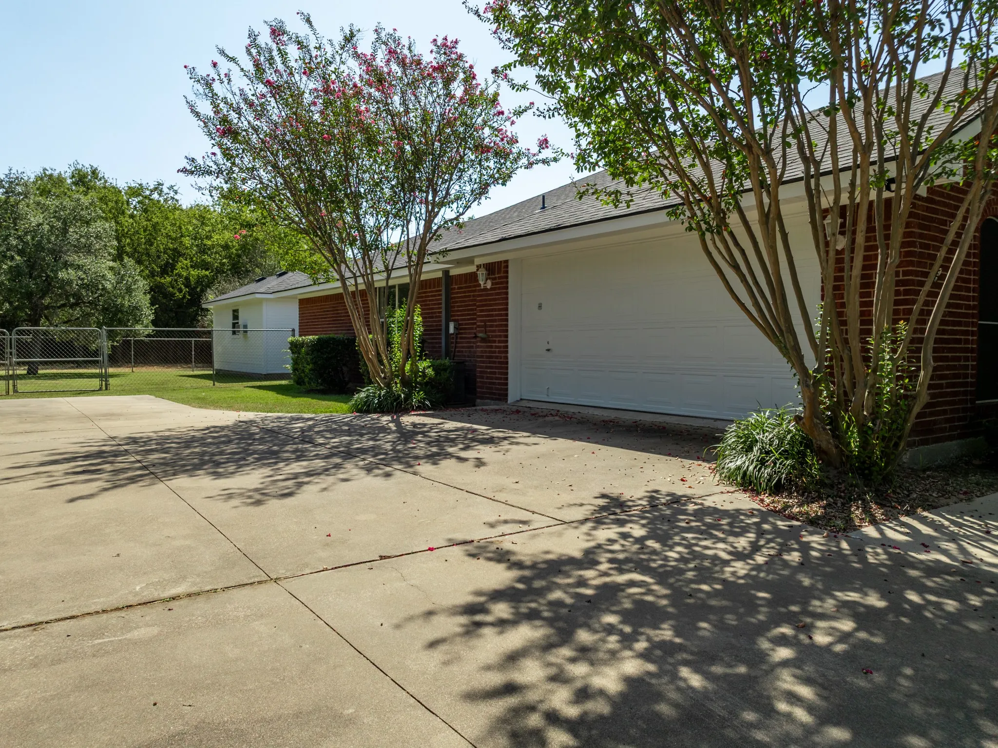 Single Family Residence For Sale in Hill County , 12187 Rolling Oaks Drive, Whitney, Texas 76692, 3 Bedrooms, 2 Bathrooms, 2 Garage spaces, 1,623 Sqft, built in 1994, Price $329,995, mls#21143992, Real Estate Agent in Whitney, Homes For Sale in Hill county, Homes For Sale in Whitney, Realtor in Whitney Texas, Real Estate Brokerage Independent Realty Texas, Luminita Cordes Realtor